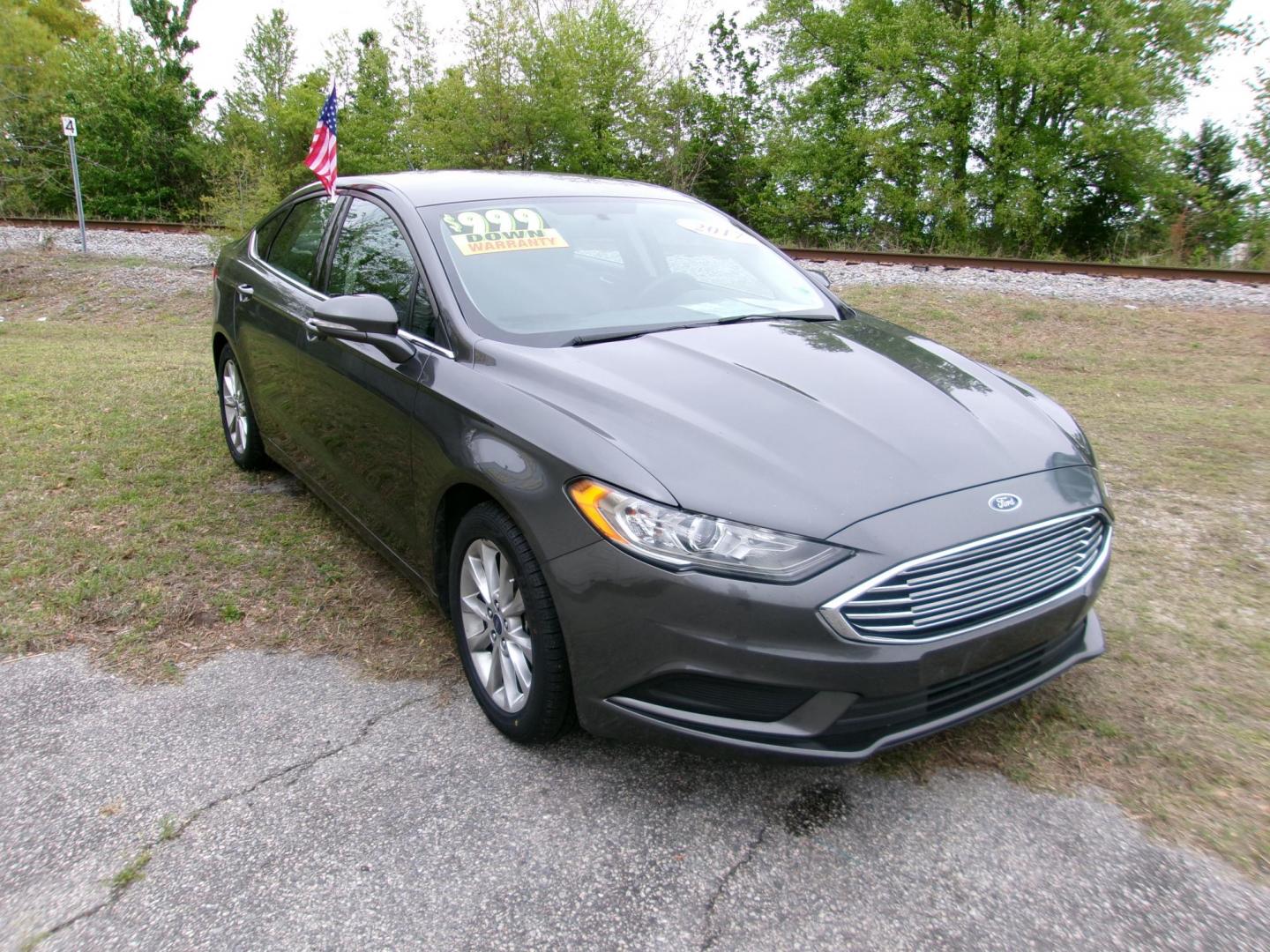 2017 Gray Ford Fusion SE (3FA6P0HD1HR) with an 1.5L L4 DOHC 16V engine, 6A transmission, located at 2553 Airline Blvd, Portsmouth, VA, 23701, (757) 488-8331, 36.813889, -76.357597 - Photo#3
