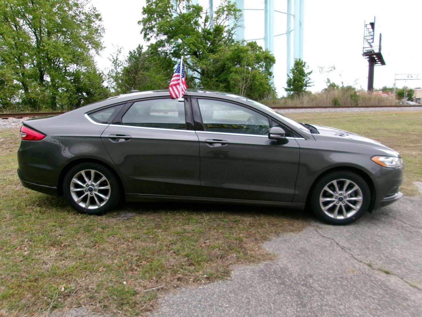 2017 Gray Ford Fusion SE (3FA6P0HD1HR) with an 1.5L L4 DOHC 16V engine, 6A transmission, located at 2553 Airline Blvd, Portsmouth, VA, 23701, (757) 488-8331, 36.813889, -76.357597 - Photo#4