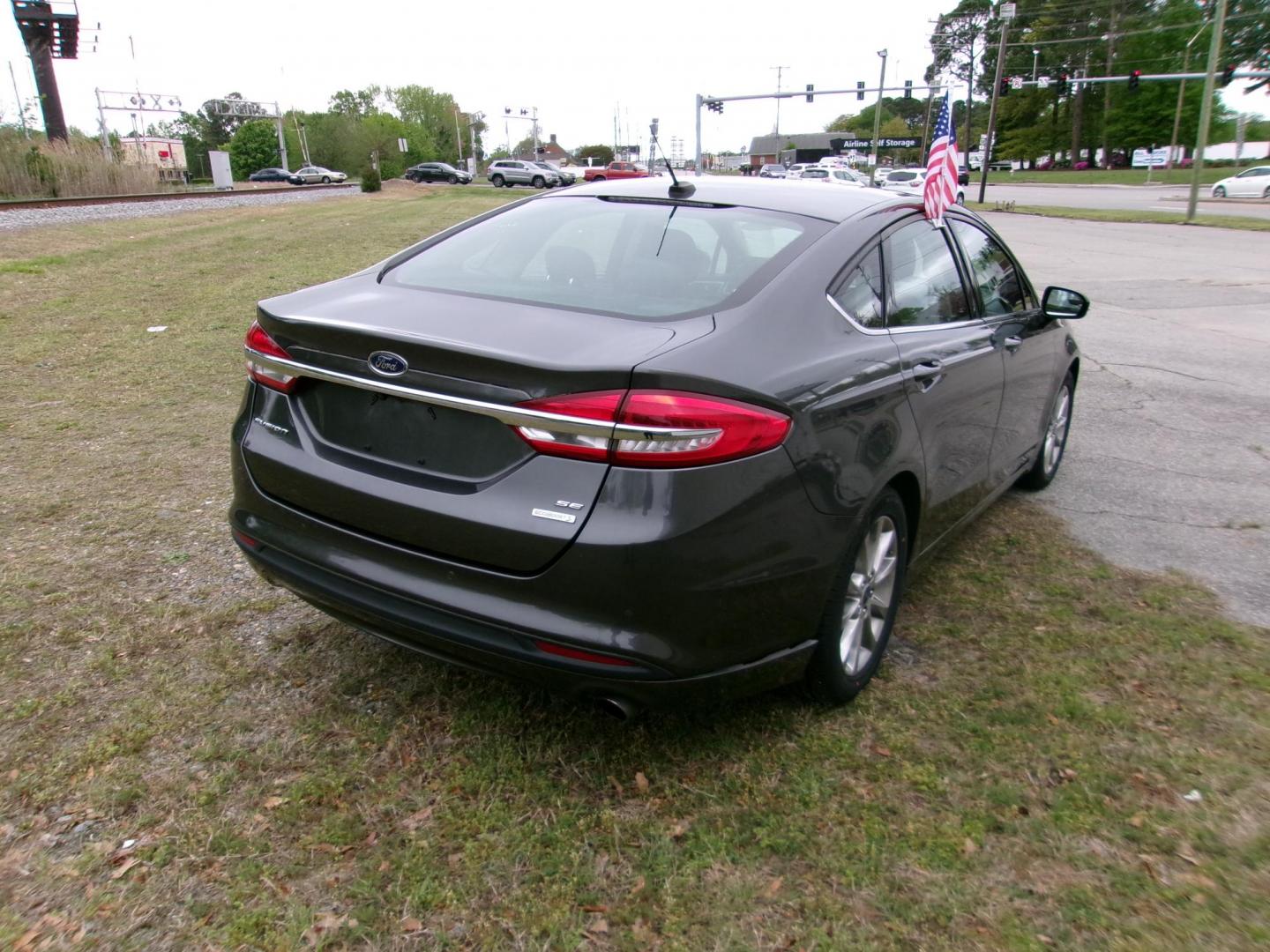 2017 Gray Ford Fusion SE (3FA6P0HD1HR) with an 1.5L L4 DOHC 16V engine, 6A transmission, located at 2553 Airline Blvd, Portsmouth, VA, 23701, (757) 488-8331, 36.813889, -76.357597 - Photo#5