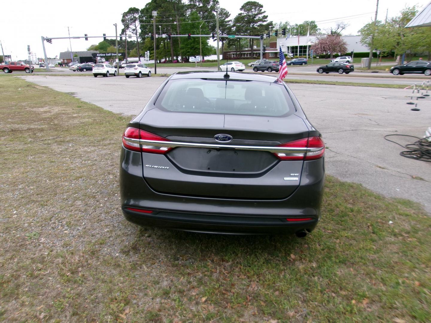 2017 Gray Ford Fusion SE (3FA6P0HD1HR) with an 1.5L L4 DOHC 16V engine, 6A transmission, located at 2553 Airline Blvd, Portsmouth, VA, 23701, (757) 488-8331, 36.813889, -76.357597 - Photo#6