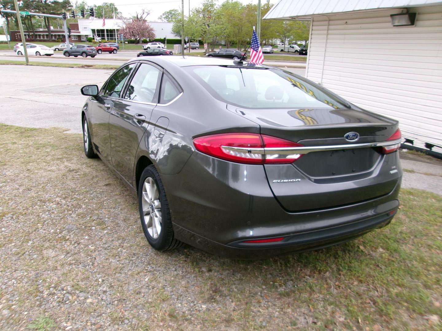 2017 Gray Ford Fusion SE (3FA6P0HD1HR) with an 1.5L L4 DOHC 16V engine, 6A transmission, located at 2553 Airline Blvd, Portsmouth, VA, 23701, (757) 488-8331, 36.813889, -76.357597 - Photo#7