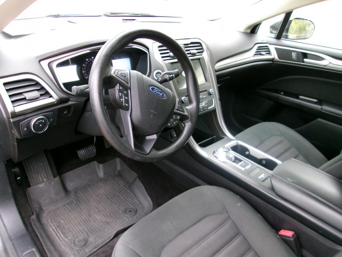2017 Gray Ford Fusion SE (3FA6P0HD1HR) with an 1.5L L4 DOHC 16V engine, 6A transmission, located at 2553 Airline Blvd, Portsmouth, VA, 23701, (757) 488-8331, 36.813889, -76.357597 - Photo#9