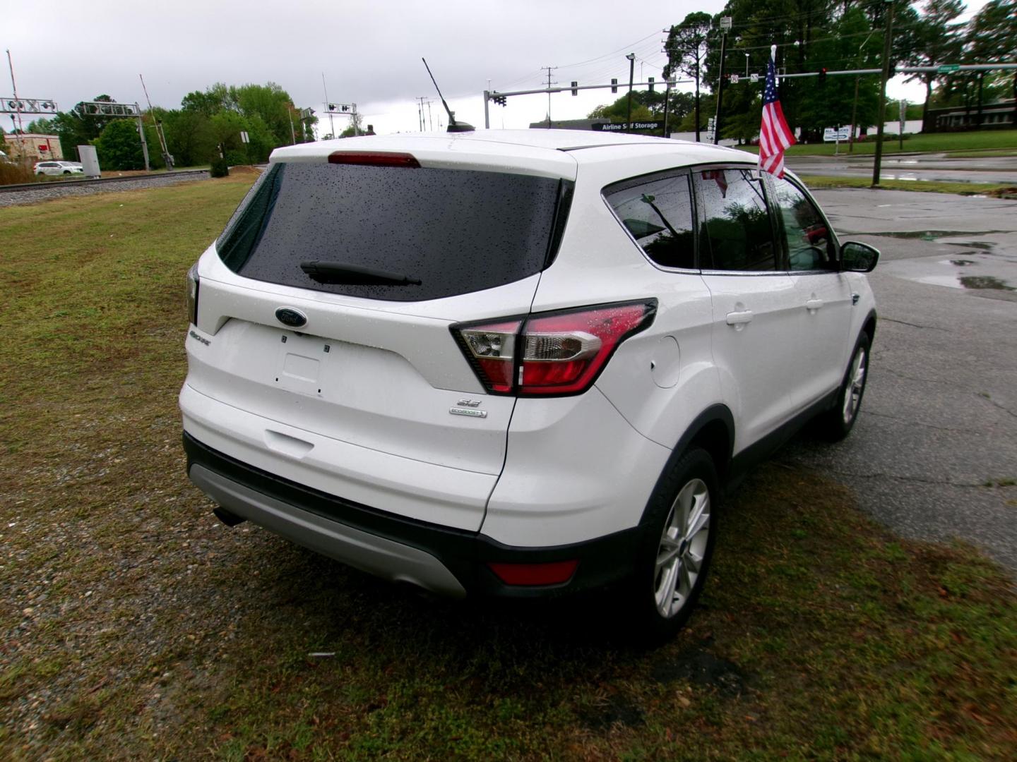 2017 White Ford Escape SE FWD (1FMCU0GD0HU) with an 1.5L L4 DOHC 16V engine, 6A transmission, located at 2553 Airline Blvd, Portsmouth, VA, 23701, (757) 488-8331, 36.813889, -76.357597 - ***VEHICLE TERMS*** Down Payment: $999 Weekly Payment: $115 APR: 23.9% Repayment Terms: 42 Months *** CALL ELIZABETH SMITH - DIRECTOR OF MARKETING @ 757-488-8331 TO SCHEDULE YOUR APPOINTMENT TODAY AND GET PRE-APPROVED RIGHT OVER THE PHONE*** - Photo#4