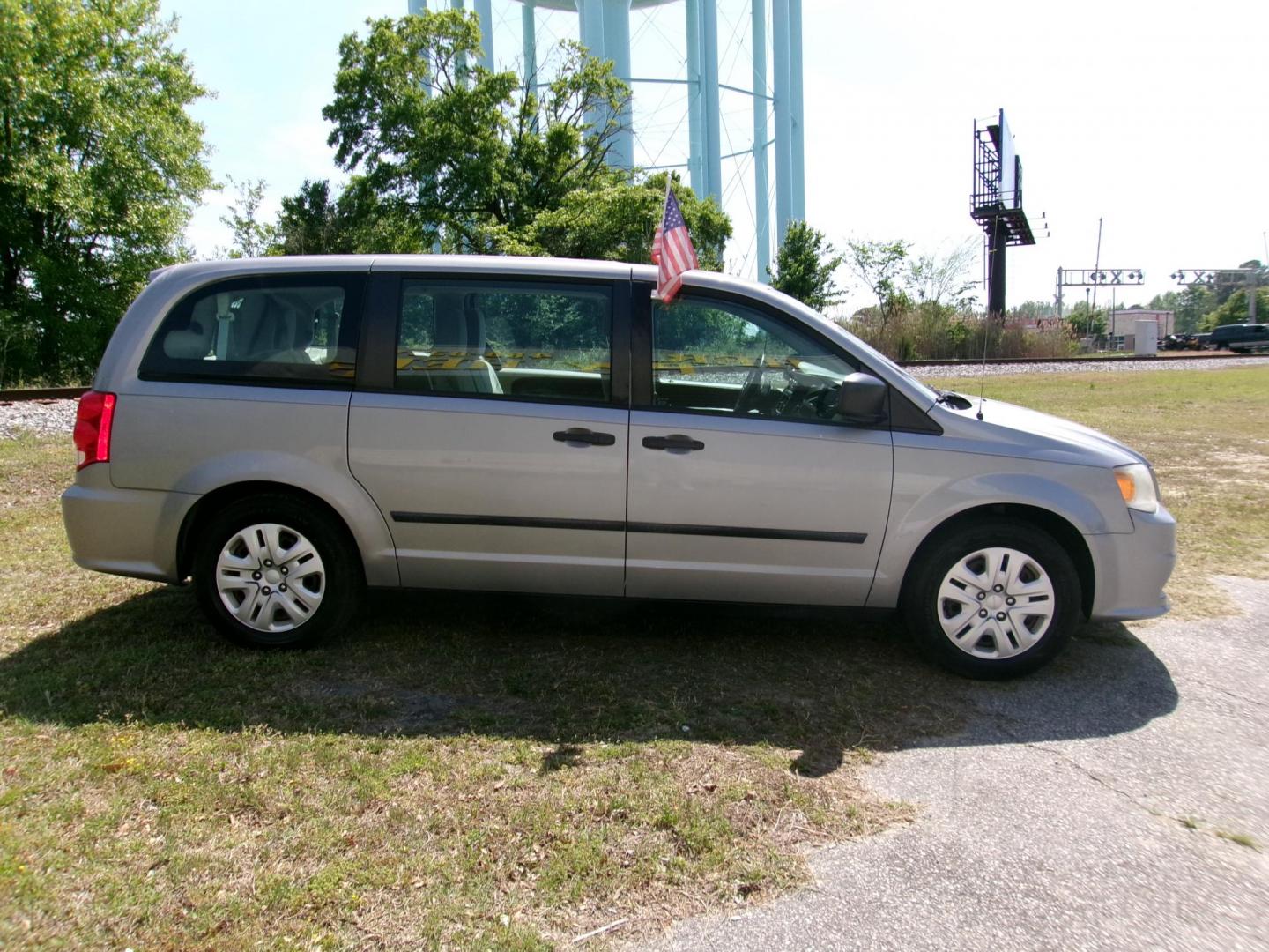 2014 Silver Dodge Grand Caravan SE (2C4RDGBGXER) with an 3.6L V6 DOHC 24V engine, 6-Speed Automatic transmission, located at 2553 Airline Blvd, Portsmouth, VA, 23701, (757) 488-8331, 36.813889, -76.357597 - ***VEHICLE TERMS*** Down Payment: $899 Weekly Payment: $110 APR: 23.9% Repayment Terms: 42 Months *** CALL ELIZABETH SMITH - DIRECTOR OF MARKETING @ 757-488-8331 TO SCHEDULE YOUR APPOINTMENT TODAY AND GET PRE-APPROVED RIGHT OVER THE PHONE*** - Photo#5