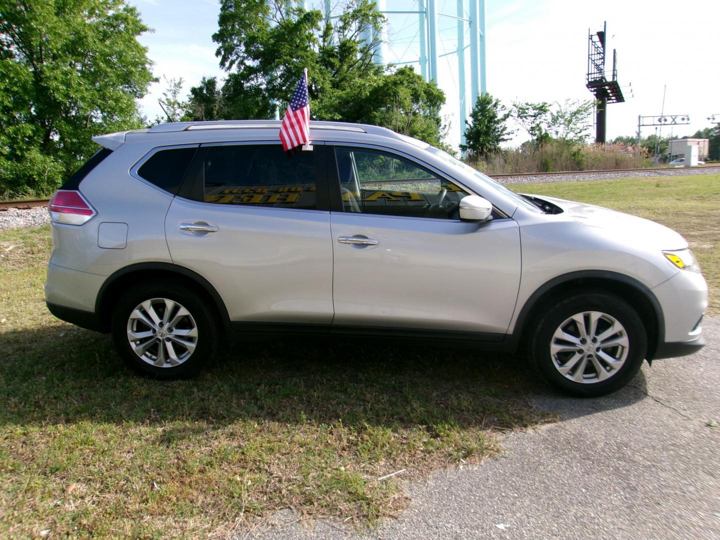 2015 Silver Nissan Rogue S AWD (KNMAT2MV5FP) with an 2.5L L4 DOHC 16V engine, Continuously Variable Transmission transmission, located at 2553 Airline Blvd, Portsmouth, VA, 23701, (757) 488-8331, 36.813889, -76.357597 - Photo#4