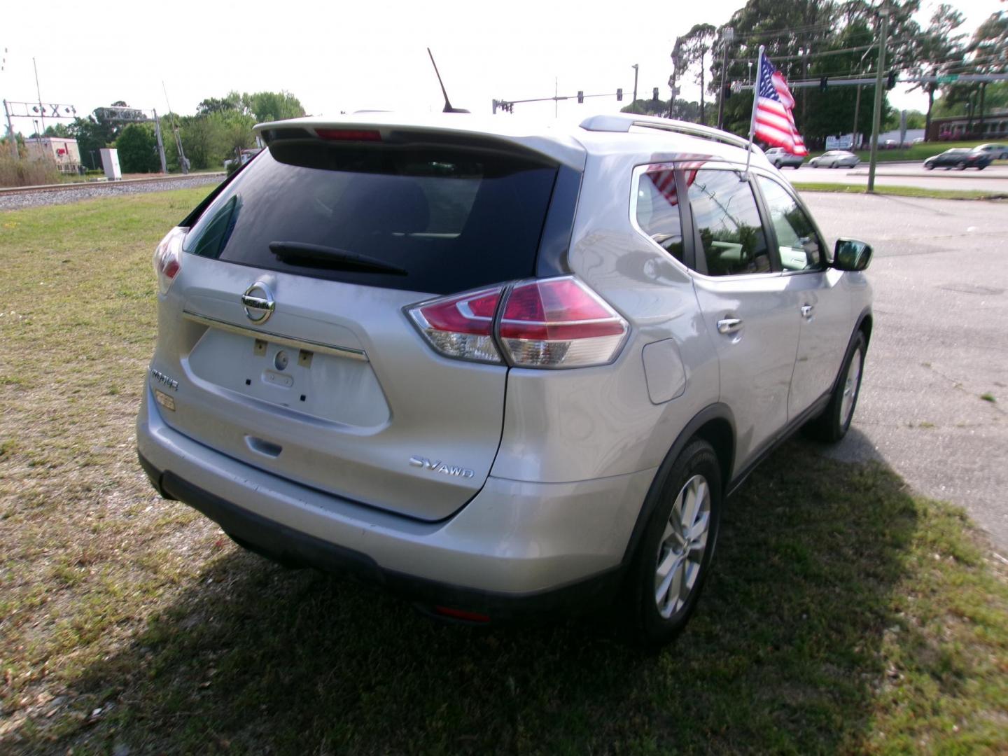 2015 Silver Nissan Rogue S AWD (KNMAT2MV5FP) with an 2.5L L4 DOHC 16V engine, Continuously Variable Transmission transmission, located at 2553 Airline Blvd, Portsmouth, VA, 23701, (757) 488-8331, 36.813889, -76.357597 - Photo#5