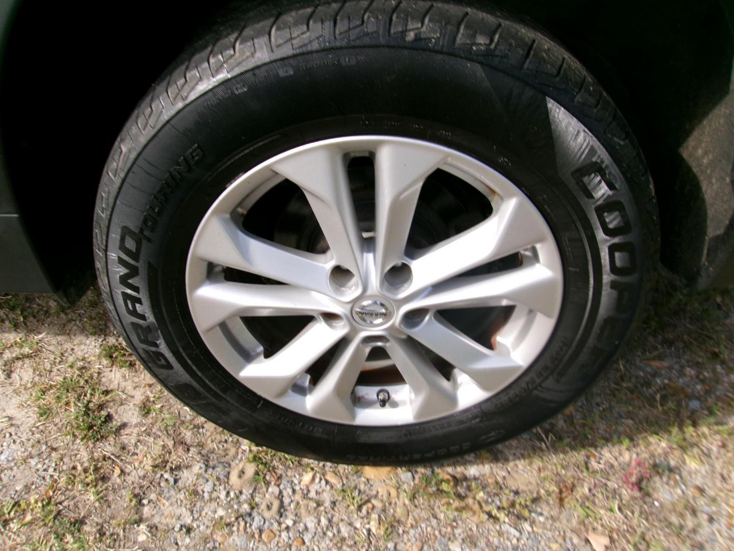 2015 Silver Nissan Rogue S AWD (KNMAT2MV5FP) with an 2.5L L4 DOHC 16V engine, Continuously Variable Transmission transmission, located at 2553 Airline Blvd, Portsmouth, VA, 23701, (757) 488-8331, 36.813889, -76.357597 - Photo#6