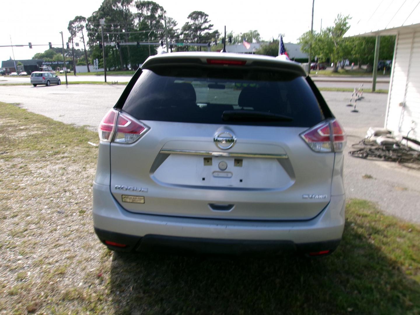 2015 Silver Nissan Rogue S AWD (KNMAT2MV5FP) with an 2.5L L4 DOHC 16V engine, Continuously Variable Transmission transmission, located at 2553 Airline Blvd, Portsmouth, VA, 23701, (757) 488-8331, 36.813889, -76.357597 - Photo#7
