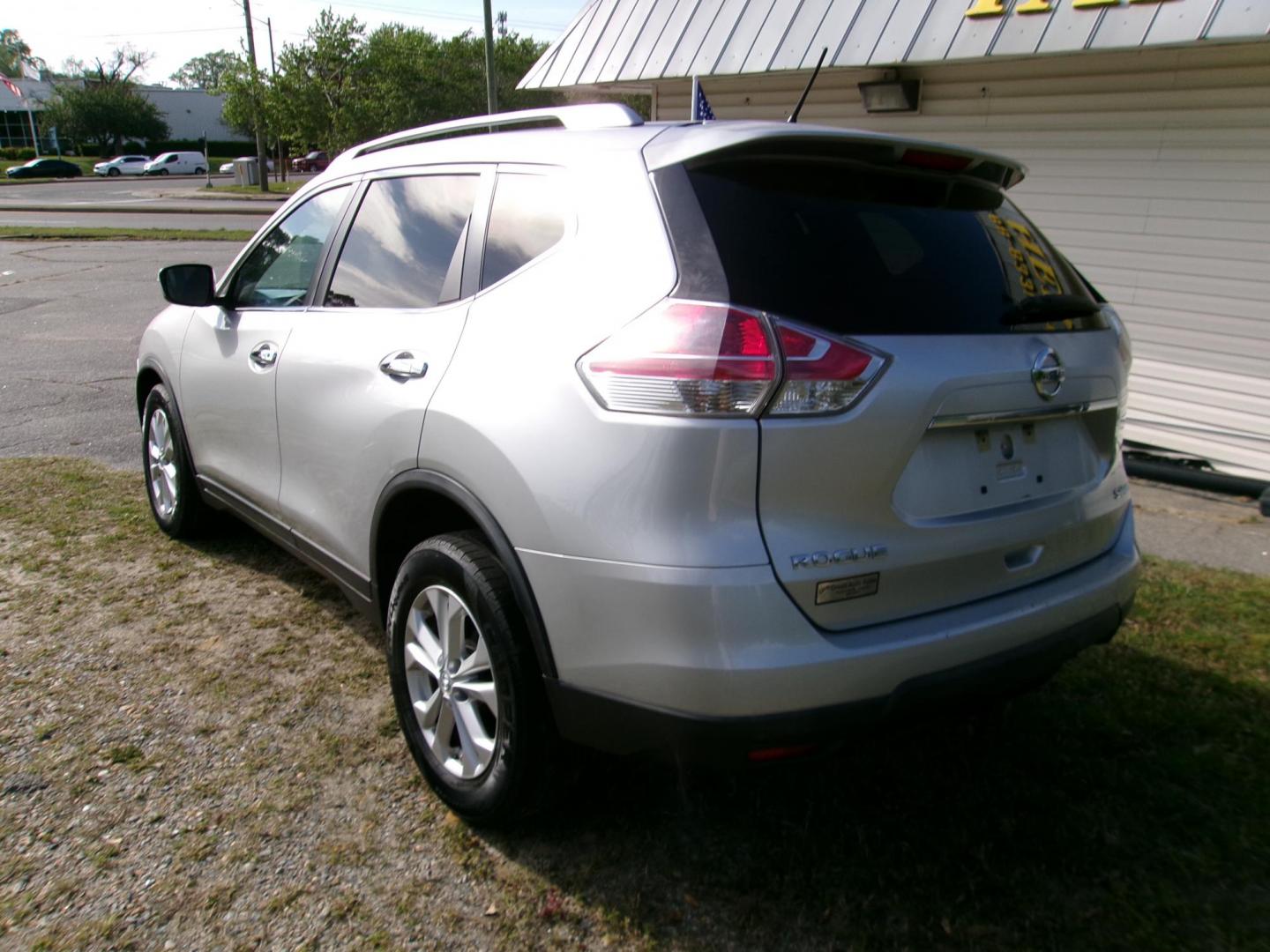 2015 Silver Nissan Rogue S AWD (KNMAT2MV5FP) with an 2.5L L4 DOHC 16V engine, Continuously Variable Transmission transmission, located at 2553 Airline Blvd, Portsmouth, VA, 23701, (757) 488-8331, 36.813889, -76.357597 - Photo#8
