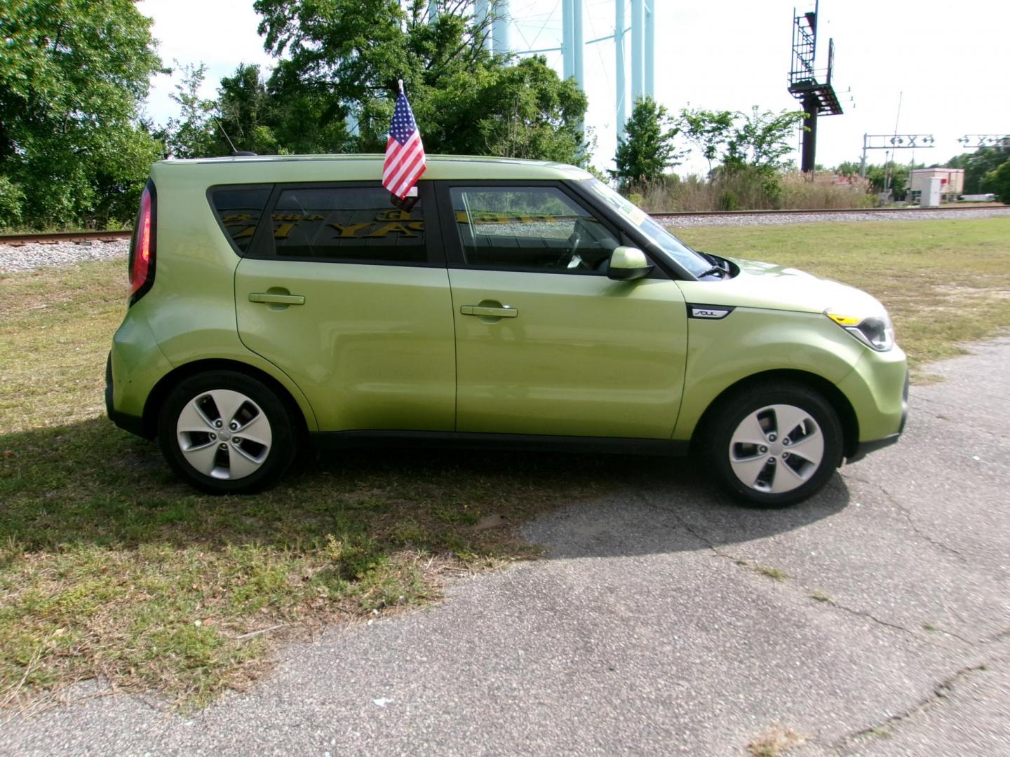 2016 Green Kia Soul Base 6A (KNDJN2A23G7) with an 1.6L L4 DOHC 16V engine, 6A transmission, located at 2553 Airline Blvd, Portsmouth, VA, 23701, (757) 488-8331, 36.813889, -76.357597 - Photo#4