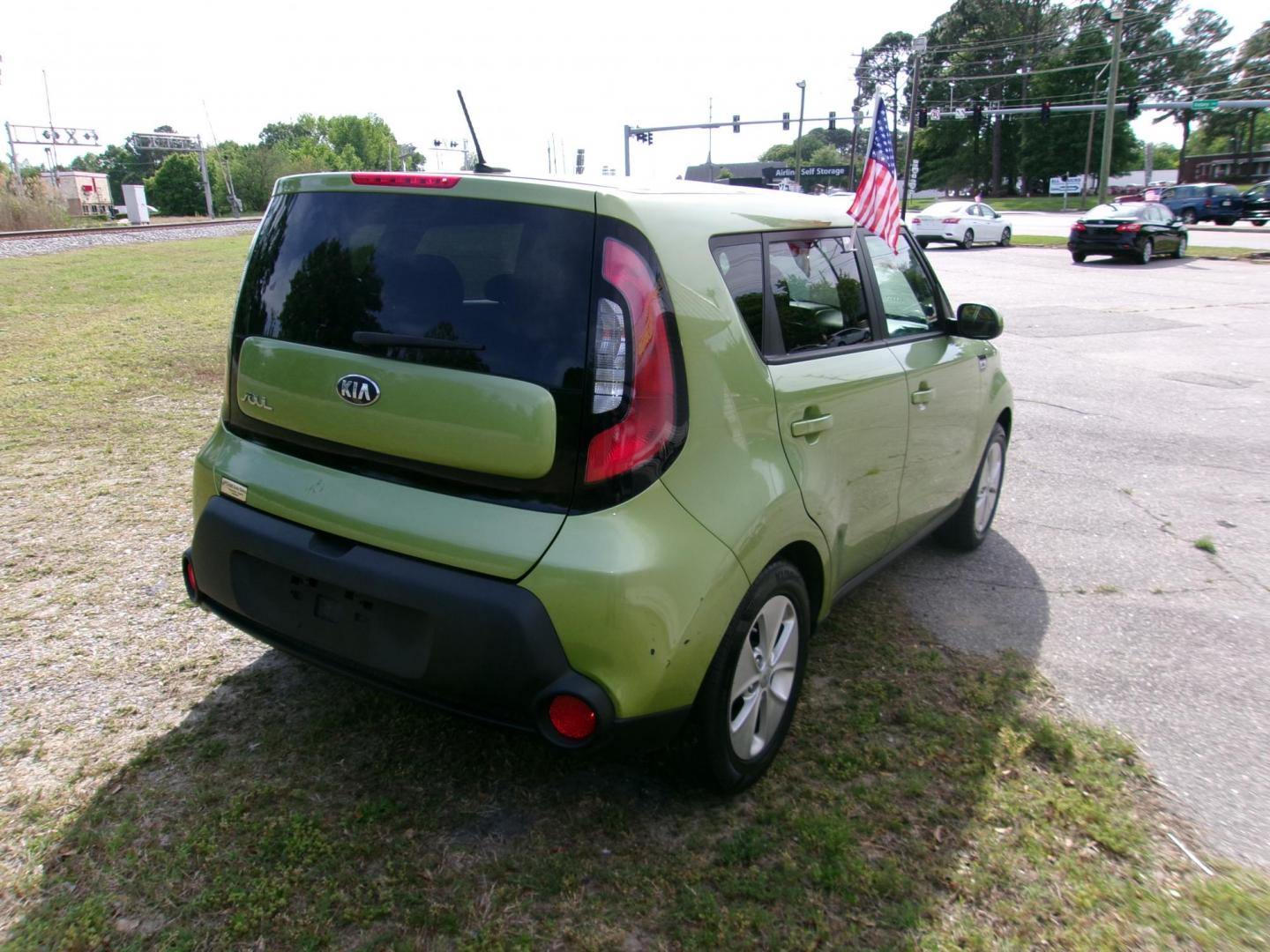 2016 Green Kia Soul Base 6A (KNDJN2A23G7) with an 1.6L L4 DOHC 16V engine, 6A transmission, located at 2553 Airline Blvd, Portsmouth, VA, 23701, (757) 488-8331, 36.813889, -76.357597 - Photo#5