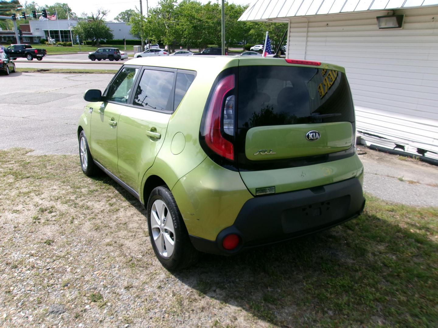 2016 Green Kia Soul Base 6A (KNDJN2A23G7) with an 1.6L L4 DOHC 16V engine, 6A transmission, located at 2553 Airline Blvd, Portsmouth, VA, 23701, (757) 488-8331, 36.813889, -76.357597 - Photo#7