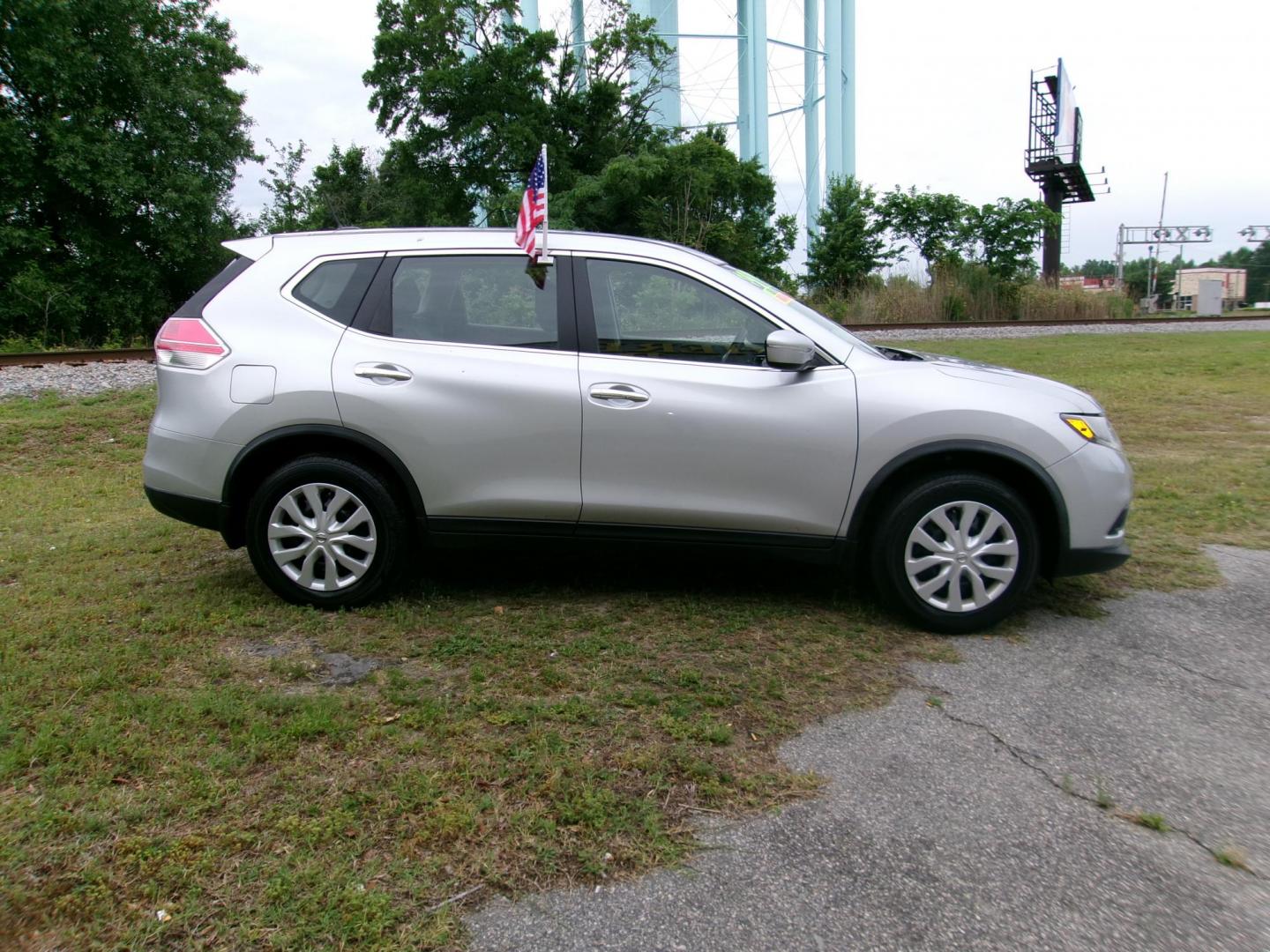 2015 Silver Nissan Rogue S AWD (KNMAT2MV1FP) with an 2.5L L4 DOHC 16V engine, Continuously Variable Transmission transmission, located at 2553 Airline Blvd, Portsmouth, VA, 23701, (757) 488-8331, 36.813889, -76.357597 - ***VEHICLE TERMS*** Down Payment: $999 Weekly Payment: $115 APR: 23.9% Repayment Terms: 42 Months *** CALL ELIZABETH SMITH - DIRECTOR OF MARKETING @ 757-488-8331 TO SCHEDULE YOUR APPOINTMENT TODAY AND GET PRE-APPROVED RIGHT OVER THE PHONE*** - Photo#4