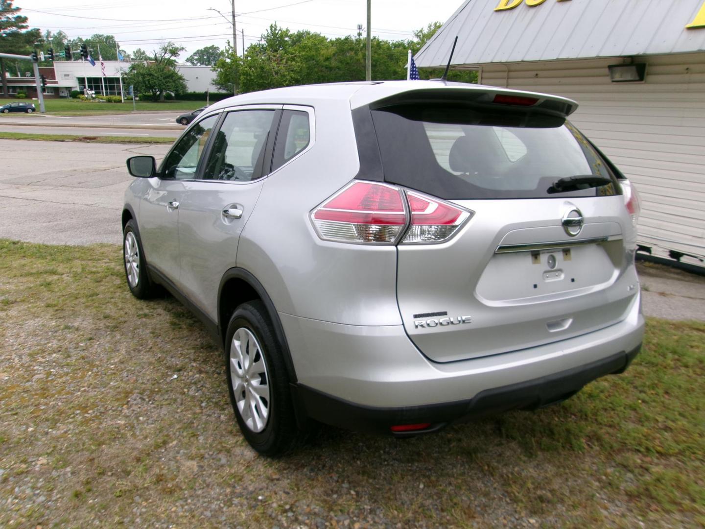 2015 Silver Nissan Rogue S AWD (KNMAT2MV1FP) with an 2.5L L4 DOHC 16V engine, Continuously Variable Transmission transmission, located at 2553 Airline Blvd, Portsmouth, VA, 23701, (757) 488-8331, 36.813889, -76.357597 - ***VEHICLE TERMS*** Down Payment: $999 Weekly Payment: $115 APR: 23.9% Repayment Terms: 42 Months *** CALL ELIZABETH SMITH - DIRECTOR OF MARKETING @ 757-488-8331 TO SCHEDULE YOUR APPOINTMENT TODAY AND GET PRE-APPROVED RIGHT OVER THE PHONE*** - Photo#7