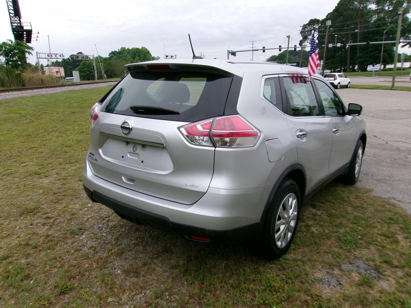 2015 Silver Nissan Rogue S AWD (KNMAT2MV1FP) with an 2.5L L4 DOHC 16V engine, Continuously Variable Transmission transmission, located at 2553 Airline Blvd, Portsmouth, VA, 23701, (757) 488-8331, 36.813889, -76.357597 - ***VEHICLE TERMS*** Down Payment: $999 Weekly Payment: $115 APR: 23.9% Repayment Terms: 42 Months *** CALL ELIZABETH SMITH - DIRECTOR OF MARKETING @ 757-488-8331 TO SCHEDULE YOUR APPOINTMENT TODAY AND GET PRE-APPROVED RIGHT OVER THE PHONE*** - Photo#5