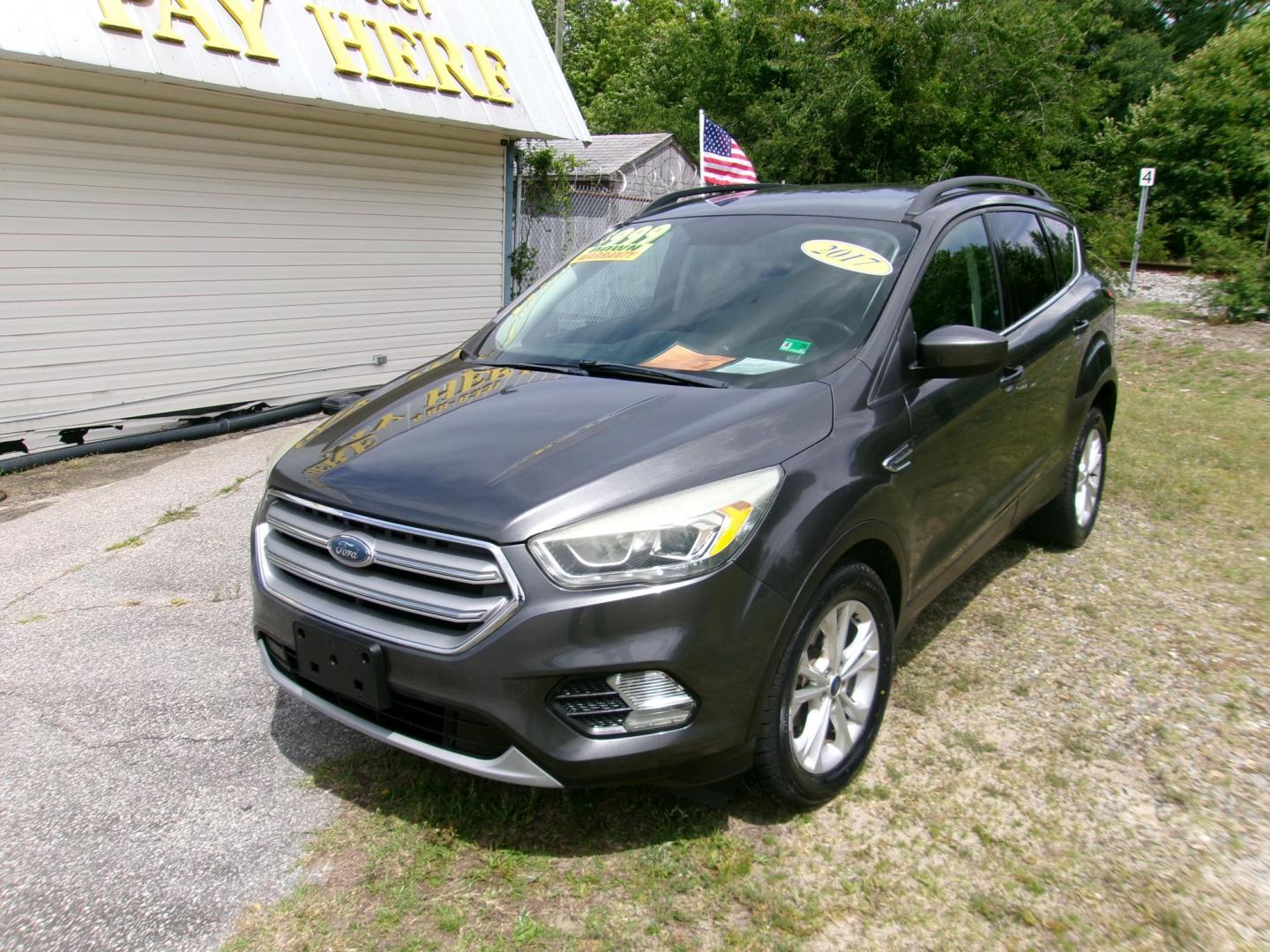2017 Gray Ford Escape SE 4WD (1FMCU9GD5HU) with an 1.5L L4 DOHC 16V engine, 6A transmission, located at 2553 Airline Blvd, Portsmouth, VA, 23701, (757) 488-8331, 36.813889, -76.357597 - Photo#1