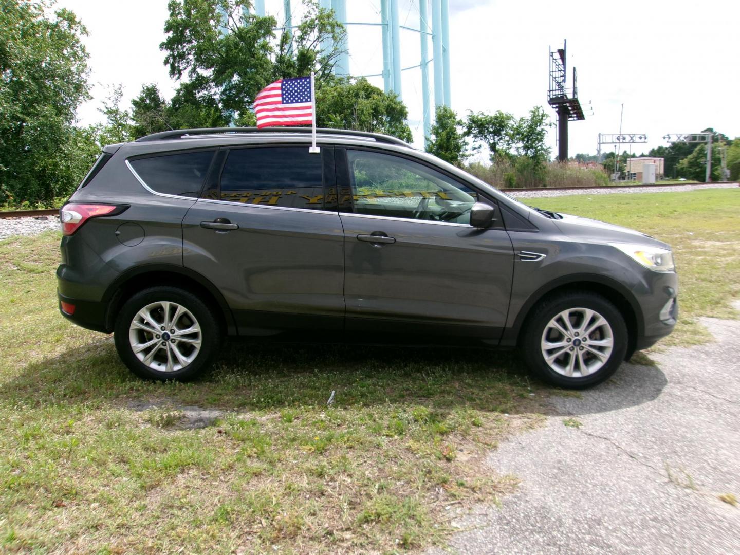 2017 Gray Ford Escape SE 4WD (1FMCU9GD5HU) with an 1.5L L4 DOHC 16V engine, 6A transmission, located at 2553 Airline Blvd, Portsmouth, VA, 23701, (757) 488-8331, 36.813889, -76.357597 - Photo#4