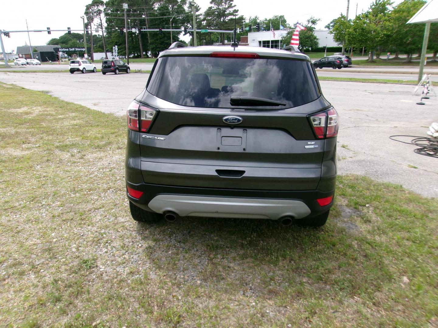 2017 Gray Ford Escape SE 4WD (1FMCU9GD5HU) with an 1.5L L4 DOHC 16V engine, 6A transmission, located at 2553 Airline Blvd, Portsmouth, VA, 23701, (757) 488-8331, 36.813889, -76.357597 - Photo#6