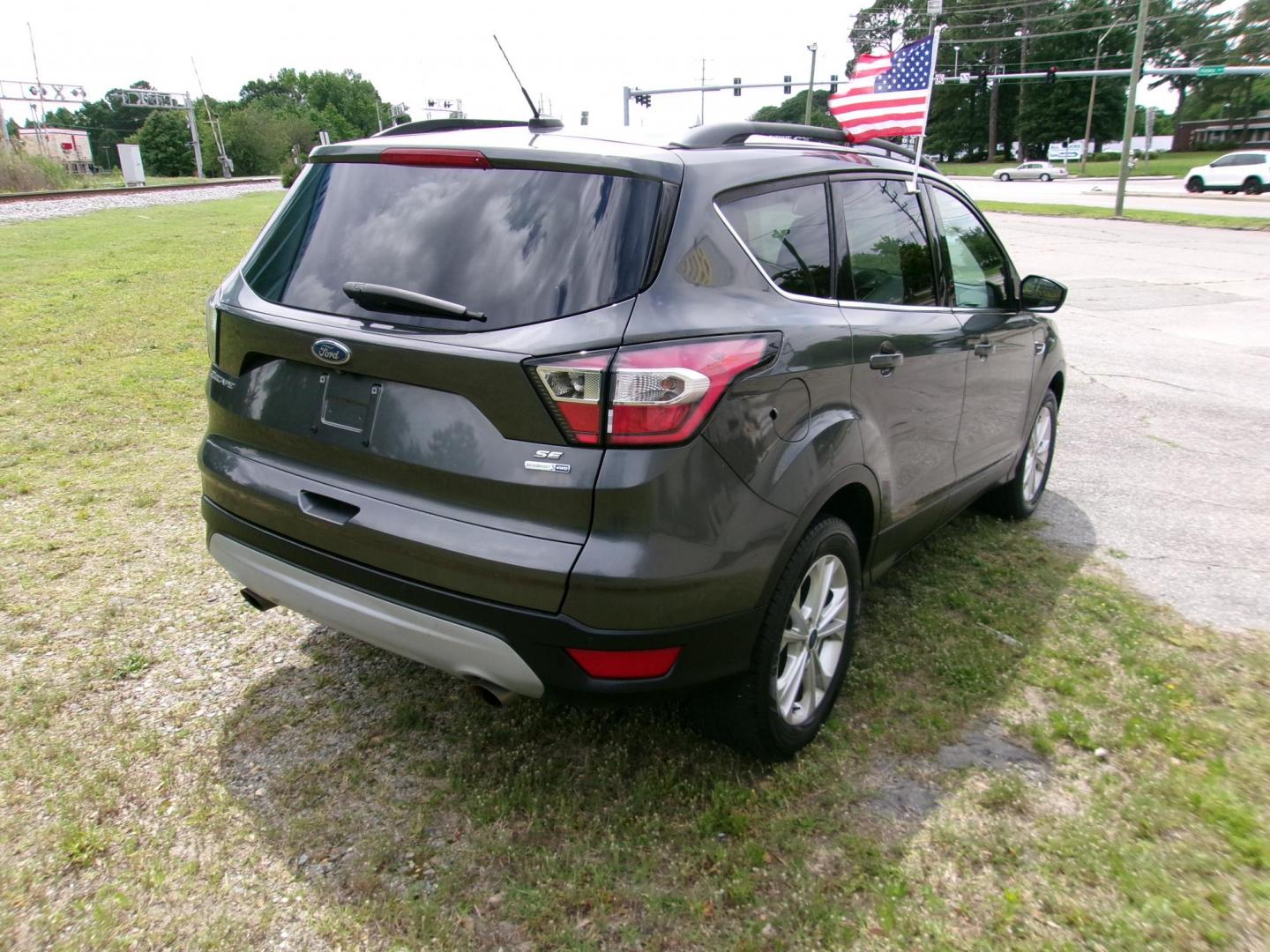 2017 Gray Ford Escape SE 4WD (1FMCU9GD5HU) with an 1.5L L4 DOHC 16V engine, 6A transmission, located at 2553 Airline Blvd, Portsmouth, VA, 23701, (757) 488-8331, 36.813889, -76.357597 - Photo#5