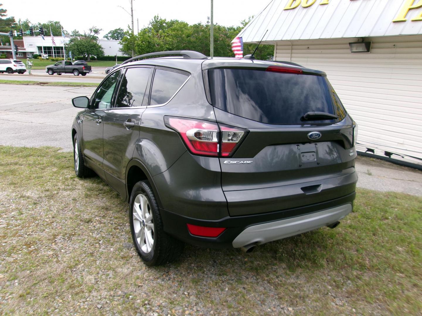 2017 Gray Ford Escape SE 4WD (1FMCU9GD5HU) with an 1.5L L4 DOHC 16V engine, 6A transmission, located at 2553 Airline Blvd, Portsmouth, VA, 23701, (757) 488-8331, 36.813889, -76.357597 - Photo#7