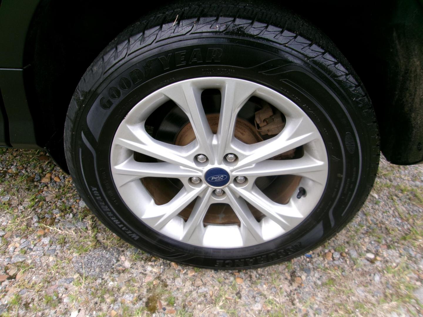 2017 Gray Ford Escape SE 4WD (1FMCU9GD5HU) with an 1.5L L4 DOHC 16V engine, 6A transmission, located at 2553 Airline Blvd, Portsmouth, VA, 23701, (757) 488-8331, 36.813889, -76.357597 - Photo#8