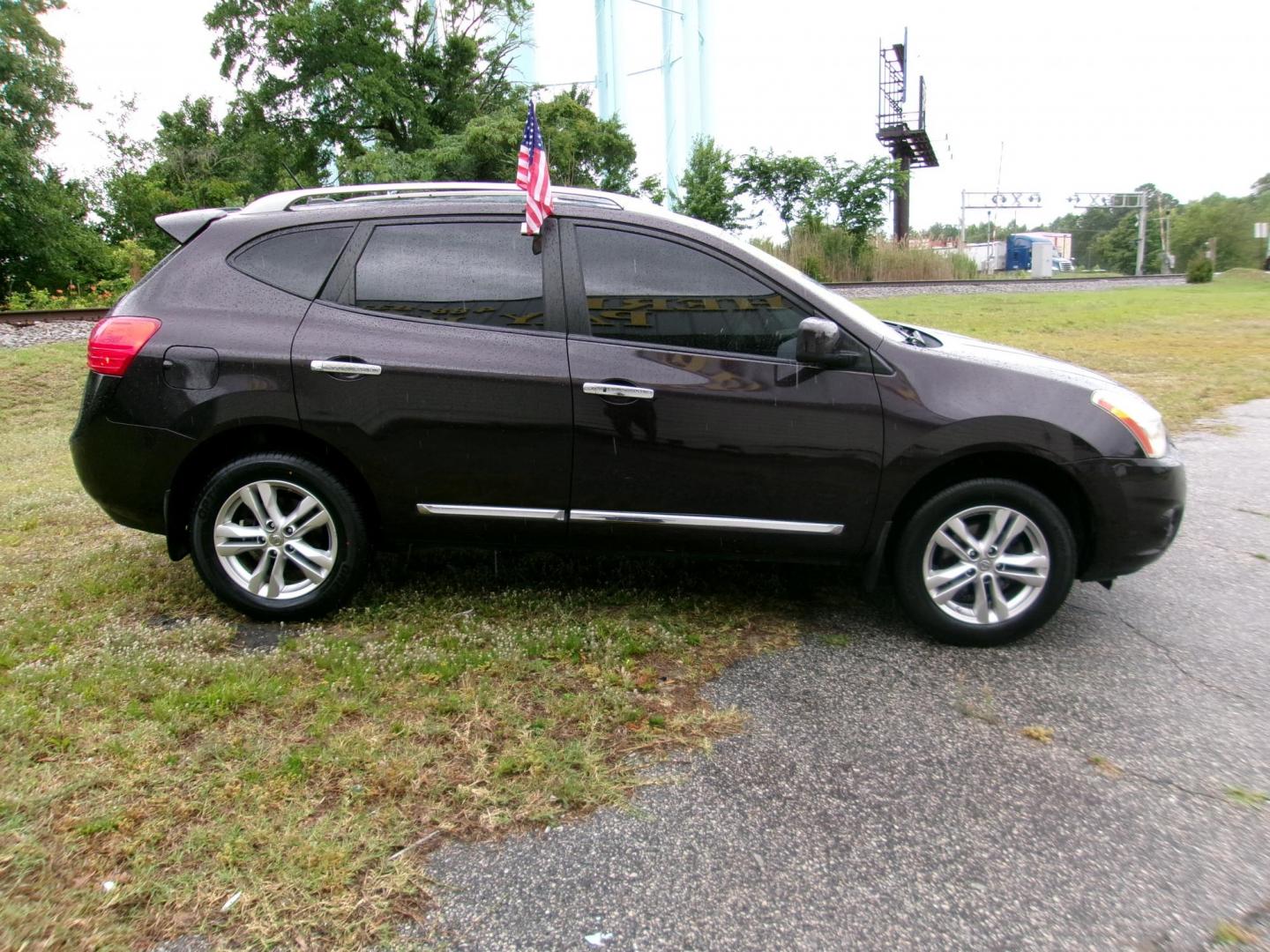 2013 Black Nissan Rogue S 2WD (JN8AS5MT8DW) with an 2.5L L4 DOHC 16V engine, Continuously Variable Transmission transmission, located at 2553 Airline Blvd, Portsmouth, VA, 23701, (757) 488-8331, 36.813889, -76.357597 - Photo#4