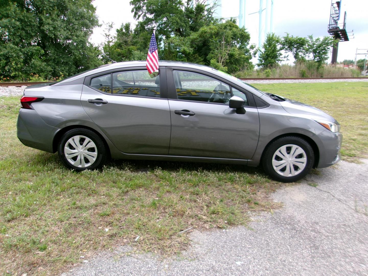 2020 gray Nissan Versa S CVT (3N1CN8DV0LL) with an 1.6L L4 DOHC 16V engine, CVT transmission, located at 2553 Airline Blvd, Portsmouth, VA, 23701, (757) 488-8331, 36.813889, -76.357597 - Photo#6