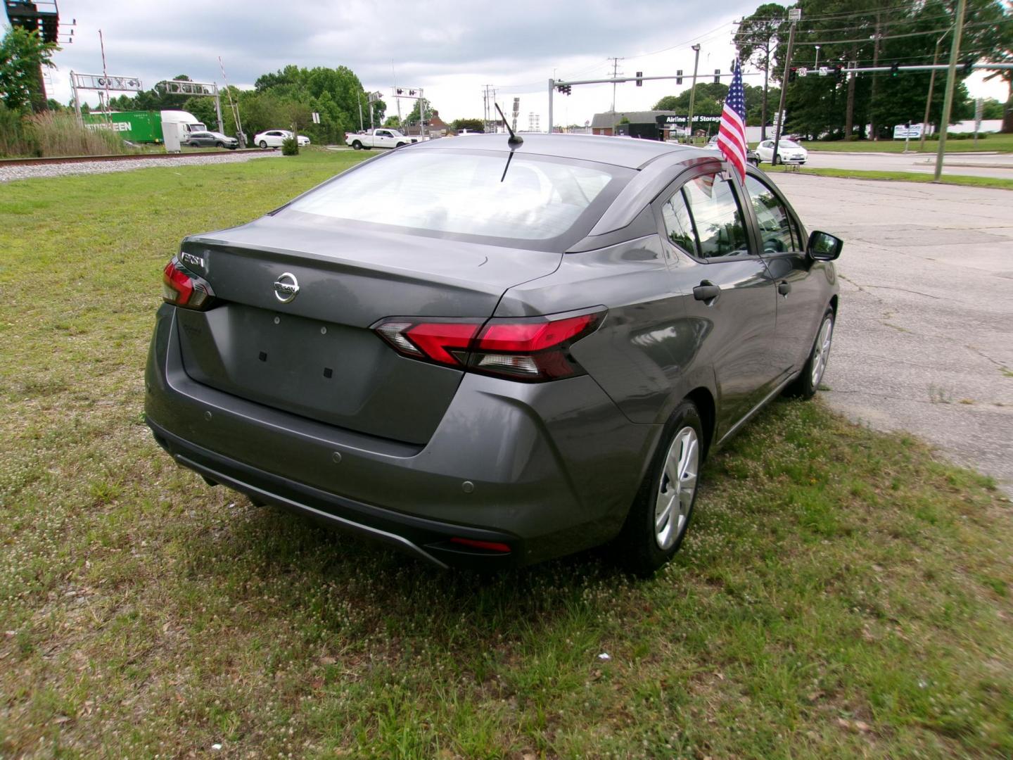 2020 gray Nissan Versa S CVT (3N1CN8DV0LL) with an 1.6L L4 DOHC 16V engine, CVT transmission, located at 2553 Airline Blvd, Portsmouth, VA, 23701, (757) 488-8331, 36.813889, -76.357597 - Photo#2