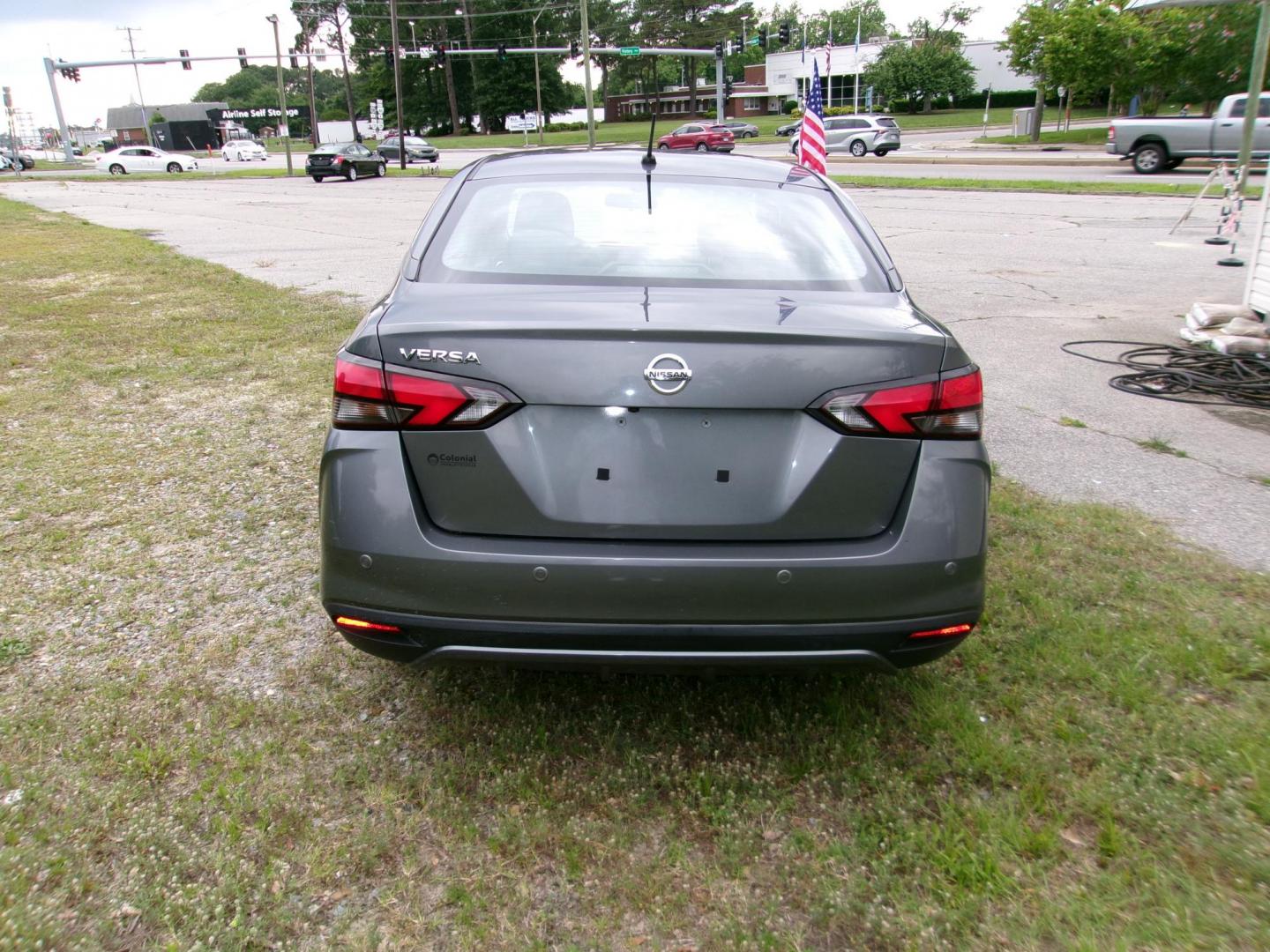 2020 gray Nissan Versa S CVT (3N1CN8DV0LL) with an 1.6L L4 DOHC 16V engine, CVT transmission, located at 2553 Airline Blvd, Portsmouth, VA, 23701, (757) 488-8331, 36.813889, -76.357597 - Photo#3