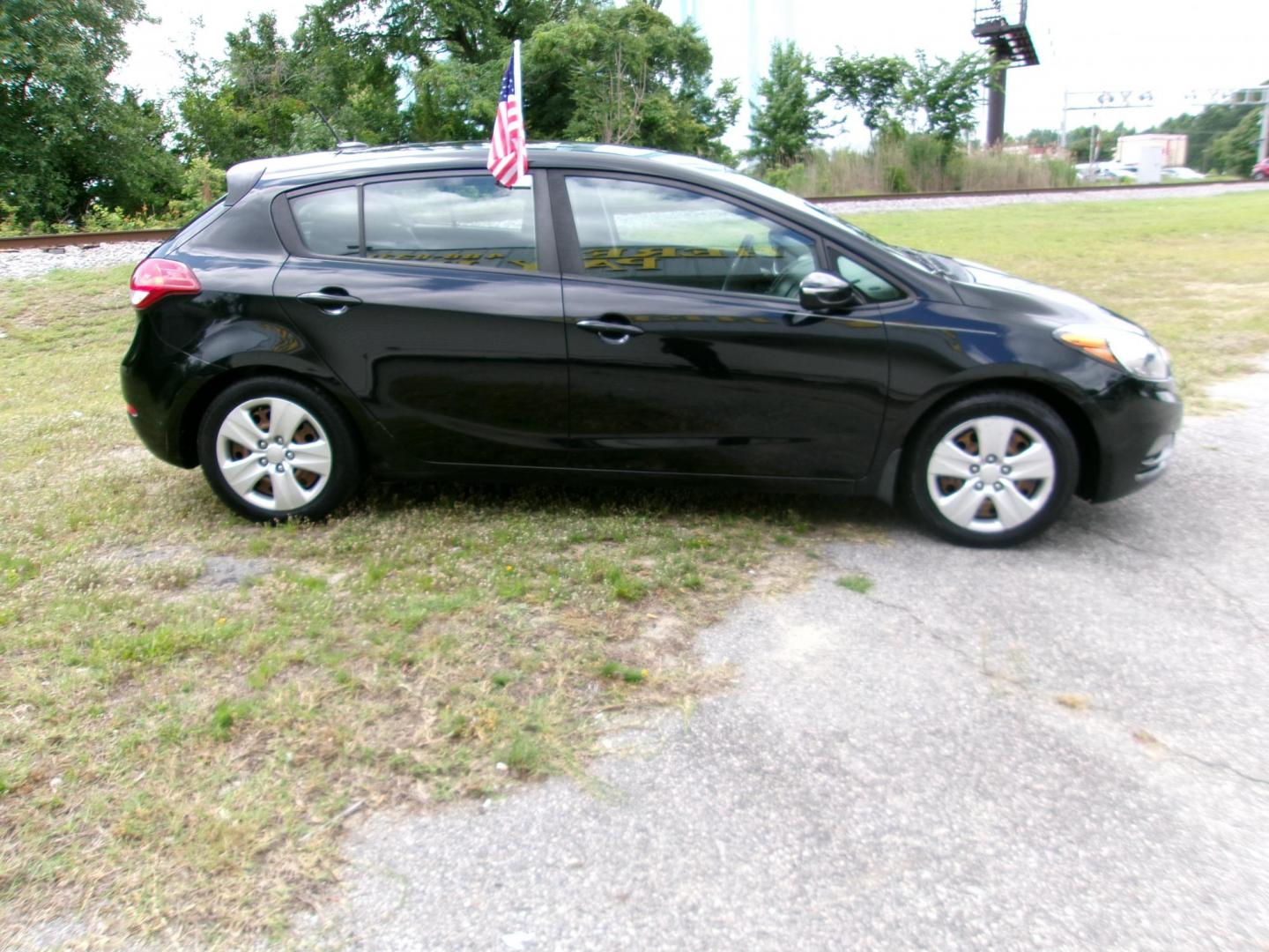2016 Black Kia Forte 5-Door LX (KNAFK5A84G5) with an 2.0L L4 DOHC 16V engine, 6-Speed Automatic transmission, located at 2553 Airline Blvd, Portsmouth, VA, 23701, (757) 488-8331, 36.813889, -76.357597 - ***VEHICLE TERMS*** Down Payment: $899 Weekly Payment: $110 APR: 23.9% Repayment Terms: 42 Months *** CALL ELIZABETH SMITH - DIRECTOR OF MARKETING @ 757-488-8331 TO SCHEDULE YOUR APPOINTMENT TODAY AND GET PRE-APPROVED RIGHT OVER THE PHONE*** - Photo#4