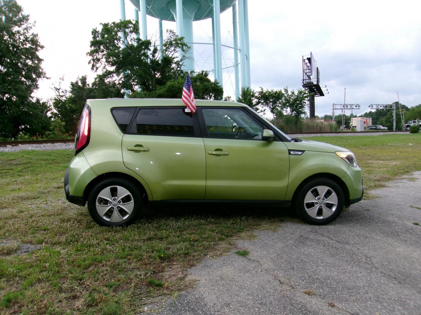 2015 Green Kia Soul Base (KNDJN2A23F7) with an 1.6L L4 DOHC 16V engine, located at 2553 Airline Blvd, Portsmouth, VA, 23701, (757) 488-8331, 36.813889, -76.357597 - Photo#4