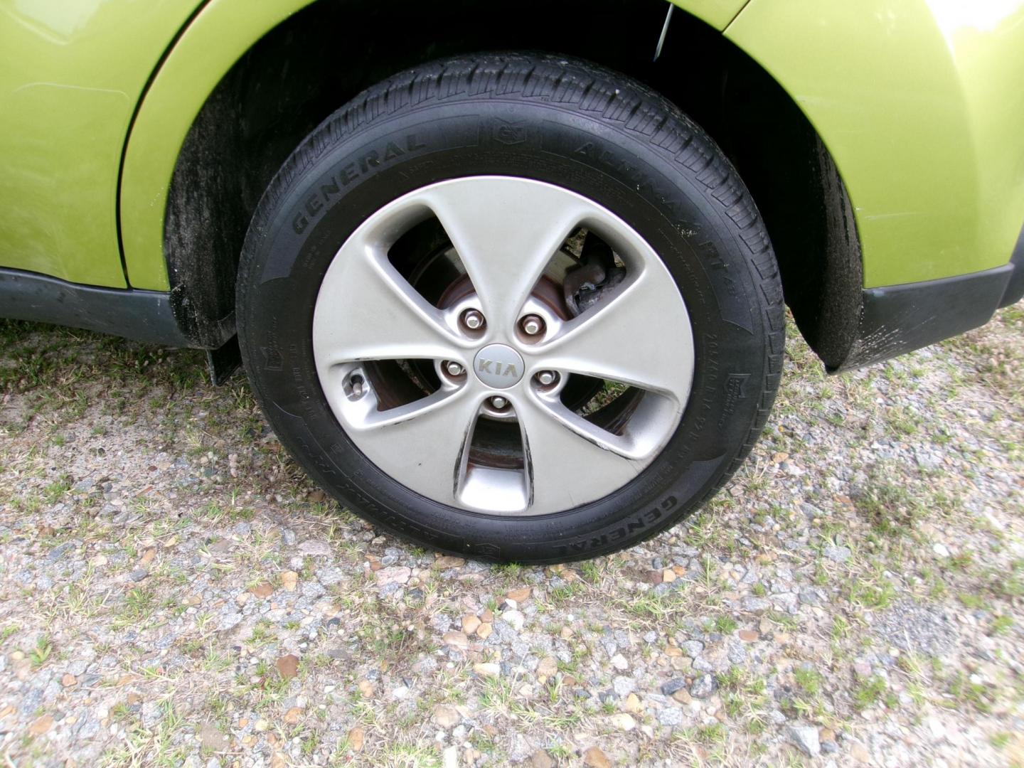 2015 Green Kia Soul Base (KNDJN2A23F7) with an 1.6L L4 DOHC 16V engine, located at 2553 Airline Blvd, Portsmouth, VA, 23701, (757) 488-8331, 36.813889, -76.357597 - Photo#8