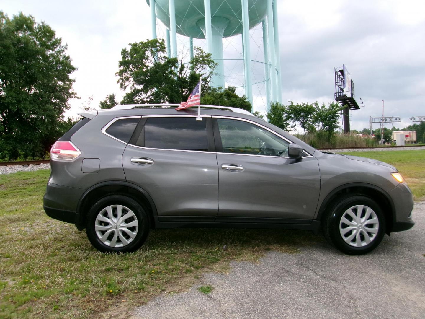 2016 Gray Nissan Rogue S AWD (JN8AT2MV3GW) with an 2.5L L4 DOHC 16V engine, CVT transmission, located at 2553 Airline Blvd, Portsmouth, VA, 23701, (757) 488-8331, 36.813889, -76.357597 - Photo#4