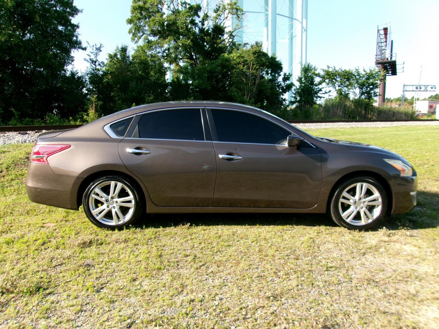 2013 Bronze Nissan Altima 3.5 SV (1N4BL3AP3DC) with an 3.5L V6 DOHC 24V engine, Continuously Variable Transmission transmission, located at 2553 Airline Blvd, Portsmouth, VA, 23701, (757) 488-8331, 36.813889, -76.357597 - ***VEHICLE TERMS*** Down Payment: $699 Weekly Payment: $105 APR: 23.9% Repayment Terms: 42 Months *** CALL ELIZABETH SMITH - DIRECTOR OF MARKETING @ 757-488-8331 TO SCHEDULE YOUR APPOINTMENT TODAY AND GET PRE-APPROVED RIGHT OVER THE PHONE*** - Photo#4