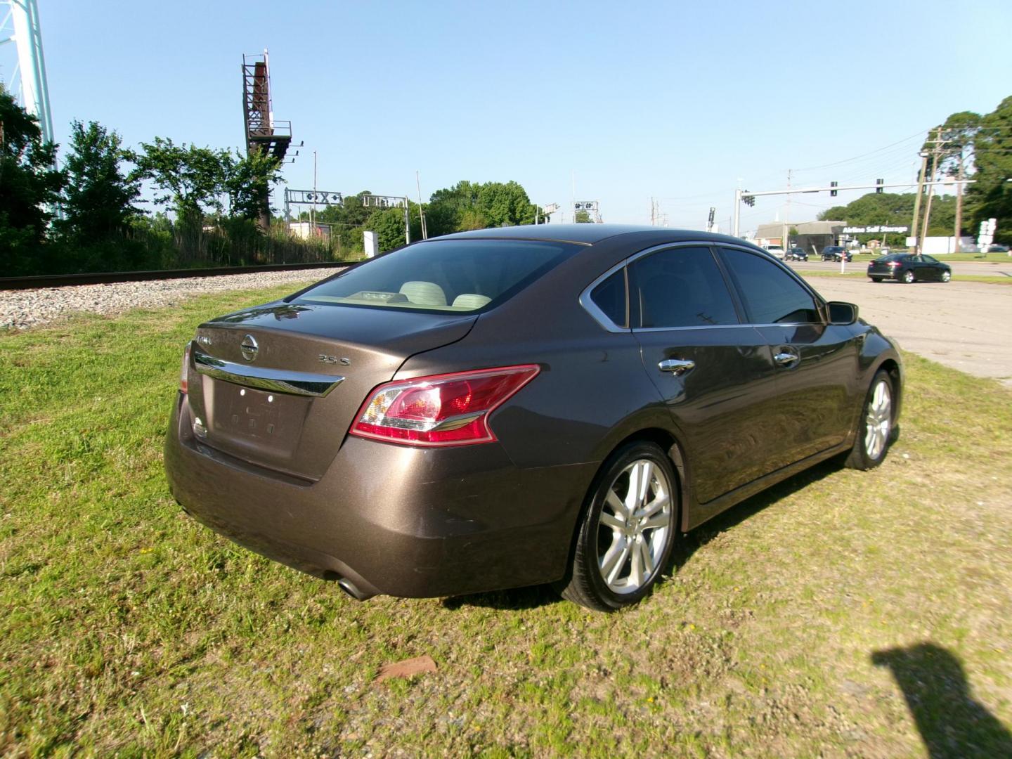 2013 Bronze Nissan Altima 3.5 SV (1N4BL3AP3DC) with an 3.5L V6 DOHC 24V engine, Continuously Variable Transmission transmission, located at 2553 Airline Blvd, Portsmouth, VA, 23701, (757) 488-8331, 36.813889, -76.357597 - ***VEHICLE TERMS*** Down Payment: $699 Weekly Payment: $105 APR: 23.9% Repayment Terms: 42 Months *** CALL ELIZABETH SMITH - DIRECTOR OF MARKETING @ 757-488-8331 TO SCHEDULE YOUR APPOINTMENT TODAY AND GET PRE-APPROVED RIGHT OVER THE PHONE*** - Photo#5