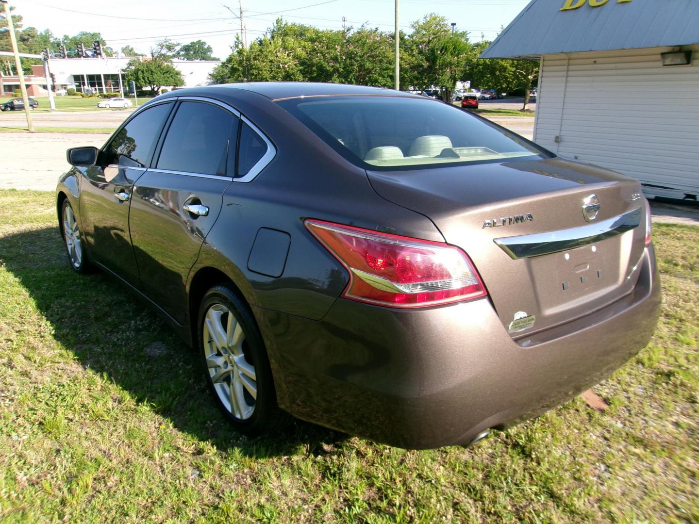 2013 Bronze Nissan Altima 3.5 SV (1N4BL3AP3DC) with an 3.5L V6 DOHC 24V engine, Continuously Variable Transmission transmission, located at 2553 Airline Blvd, Portsmouth, VA, 23701, (757) 488-8331, 36.813889, -76.357597 - ***VEHICLE TERMS*** Down Payment: $699 Weekly Payment: $105 APR: 23.9% Repayment Terms: 42 Months *** CALL ELIZABETH SMITH - DIRECTOR OF MARKETING @ 757-488-8331 TO SCHEDULE YOUR APPOINTMENT TODAY AND GET PRE-APPROVED RIGHT OVER THE PHONE*** - Photo#7