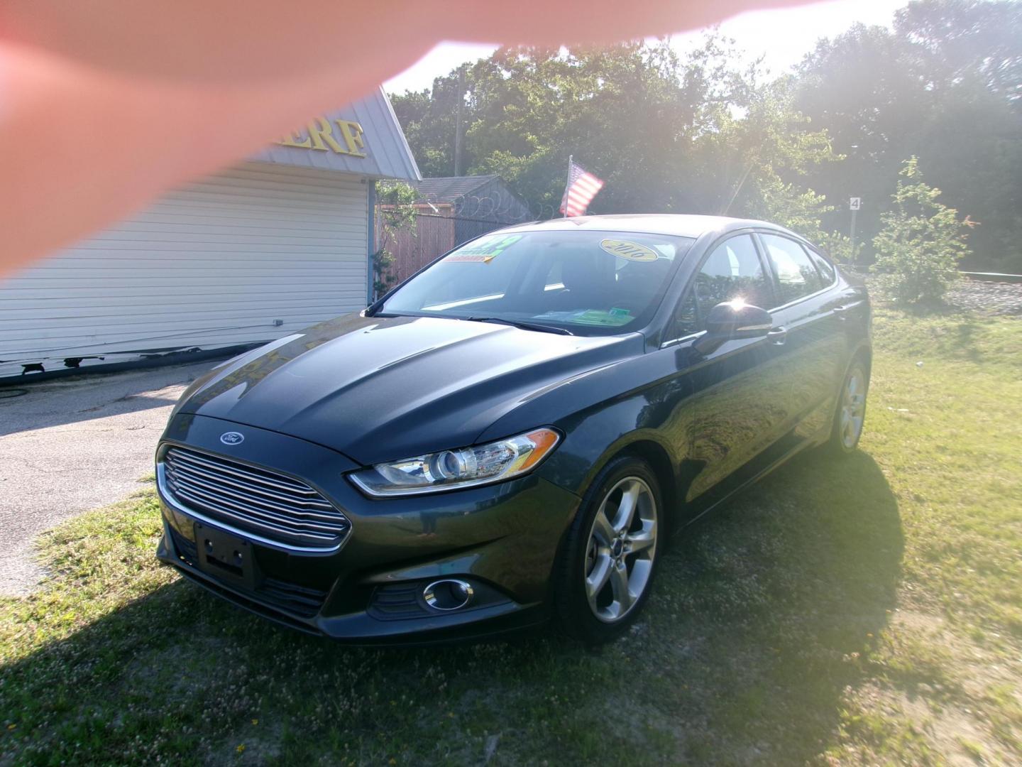 2016 Gray Ford Fusion SE (3FA6P0HD9GR) with an 1.5L L4 DOHC 16V engine, 6-Speed Automatic transmission, located at 2553 Airline Blvd, Portsmouth, VA, 23701, (757) 488-8331, 36.813889, -76.357597 - ***VEHICLE TERMS*** Down Payment: $999 Weekly Payment: $115 APR: 23.9% Repayment Terms: 42 Months *** CALL ELIZABETH SMITH - DIRECTOR OF MARKETING @ 757-488-8331 TO SCHEDULE YOUR APPOINTMENT TODAY AND GET PRE-APPROVED RIGHT OVER THE PHONE*** - Photo#1