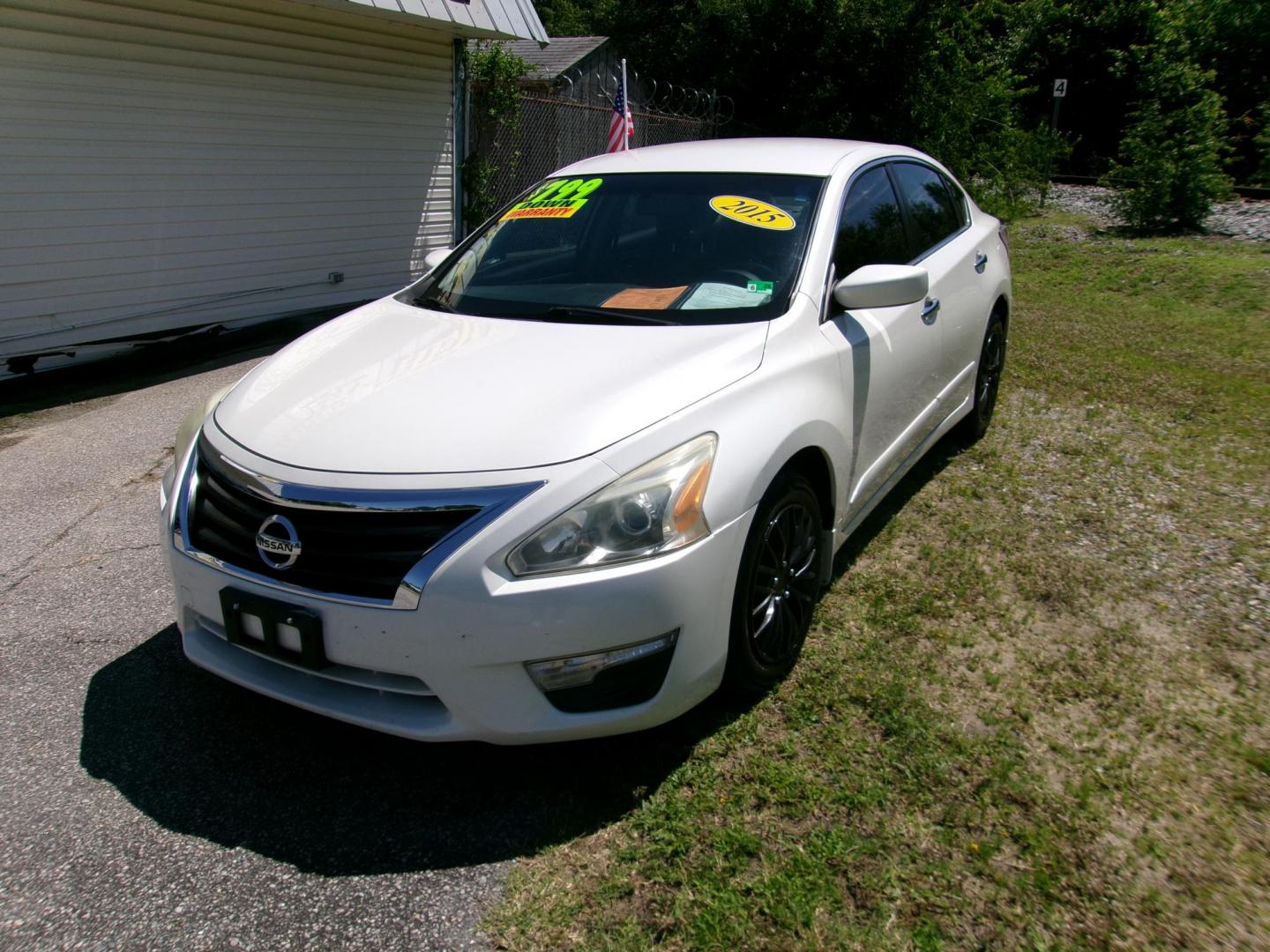 2015 White Nissan Altima 2.5 S (1N4AL3AP8FC) with an 2.5L L4 DOHC 16V engine, Continuously Variable Transmission transmission, located at 2553 Airline Blvd, Portsmouth, VA, 23701, (757) 488-8331, 36.813889, -76.357597 - Photo#1