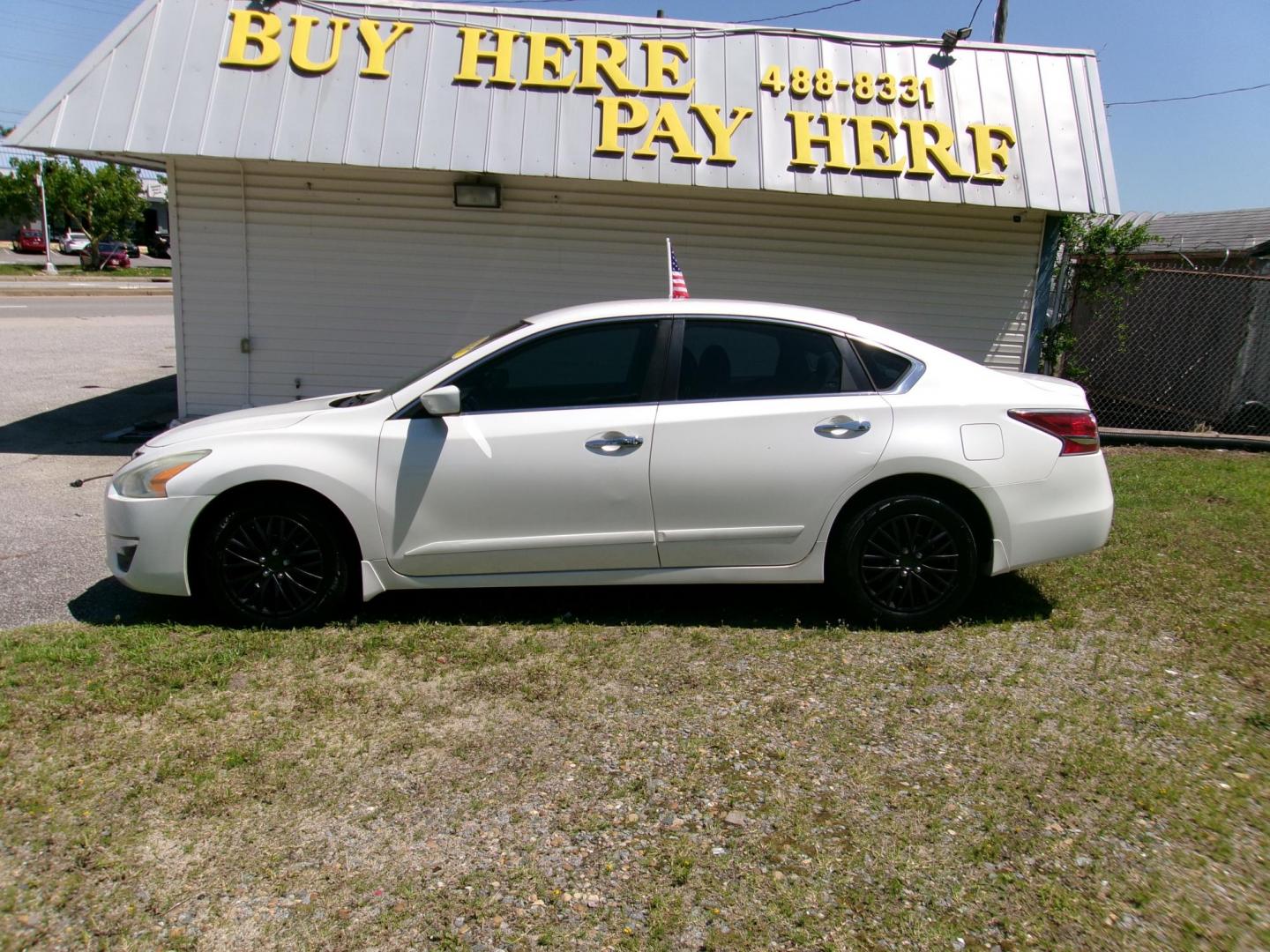 2015 White Nissan Altima 2.5 S (1N4AL3AP8FC) with an 2.5L L4 DOHC 16V engine, Continuously Variable Transmission transmission, located at 2553 Airline Blvd, Portsmouth, VA, 23701, (757) 488-8331, 36.813889, -76.357597 - Photo#0