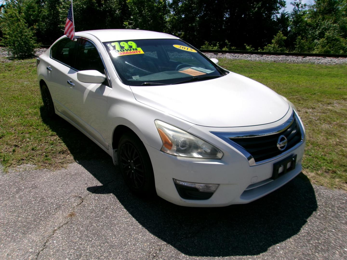 2015 White Nissan Altima 2.5 S (1N4AL3AP8FC) with an 2.5L L4 DOHC 16V engine, Continuously Variable Transmission transmission, located at 2553 Airline Blvd, Portsmouth, VA, 23701, (757) 488-8331, 36.813889, -76.357597 - Photo#3