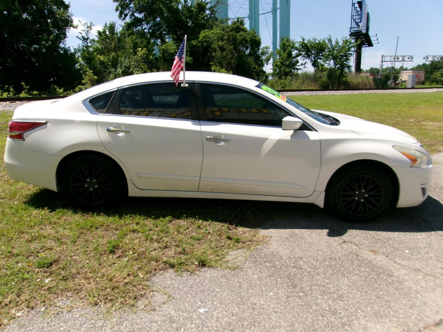 2015 White Nissan Altima 2.5 S (1N4AL3AP8FC) with an 2.5L L4 DOHC 16V engine, Continuously Variable Transmission transmission, located at 2553 Airline Blvd, Portsmouth, VA, 23701, (757) 488-8331, 36.813889, -76.357597 - Photo#4