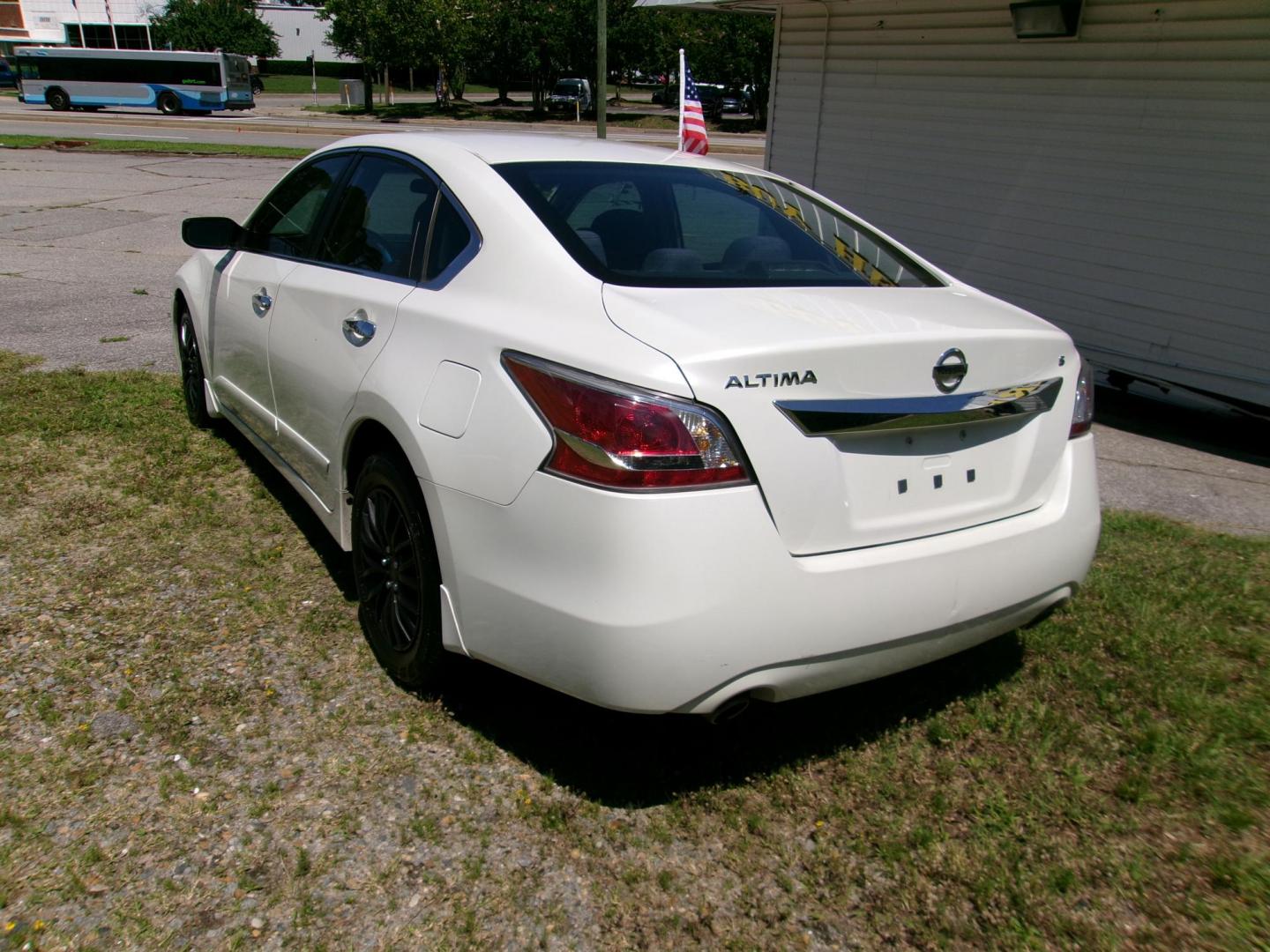 2015 White Nissan Altima 2.5 S (1N4AL3AP8FC) with an 2.5L L4 DOHC 16V engine, Continuously Variable Transmission transmission, located at 2553 Airline Blvd, Portsmouth, VA, 23701, (757) 488-8331, 36.813889, -76.357597 - Photo#7