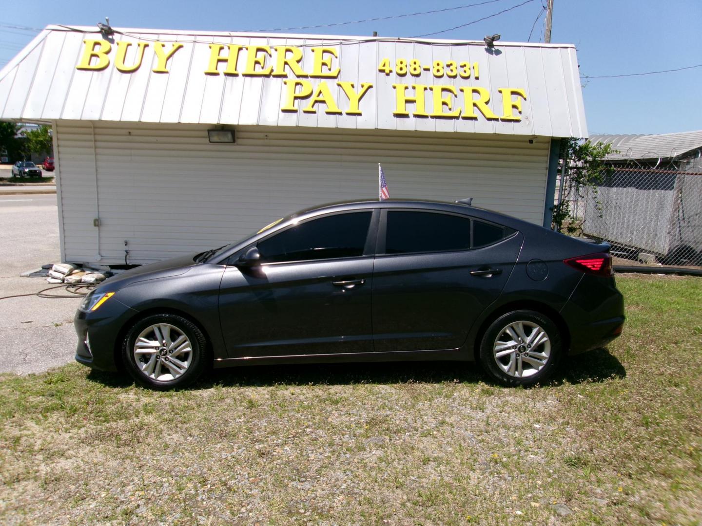 2020 Gray Hyundai Elantra Limited (5NPD84LF0LH) with an 1.8L L4 DOHC 16V engine, 6A transmission, located at 2553 Airline Blvd, Portsmouth, VA, 23701, (757) 488-8331, 36.813889, -76.357597 - ***VEHICLE TERMS*** Down Payment: $1499 Weekly Payment: $115 APR: 23.9% Repayment Terms: 42 Months *** CALL ELIZABETH SMITH - DIRECTOR OF MARKETING @ 757-488-8331 TO SCHEDULE YOUR APPOINTMENT TODAY AND GET PRE-APPROVED RIGHT OVER THE PHONE*** - Photo#0