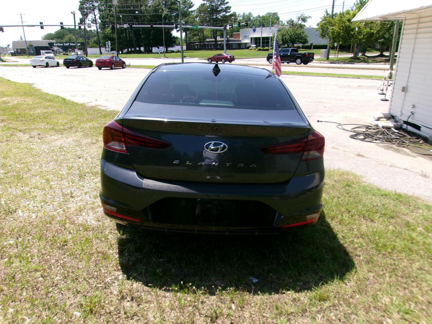 2020 Gray Hyundai Elantra Limited (5NPD84LF0LH) with an 1.8L L4 DOHC 16V engine, 6A transmission, located at 2553 Airline Blvd, Portsmouth, VA, 23701, (757) 488-8331, 36.813889, -76.357597 - ***VEHICLE TERMS*** Down Payment: $1499 Weekly Payment: $115 APR: 23.9% Repayment Terms: 42 Months *** CALL ELIZABETH SMITH - DIRECTOR OF MARKETING @ 757-488-8331 TO SCHEDULE YOUR APPOINTMENT TODAY AND GET PRE-APPROVED RIGHT OVER THE PHONE*** - Photo#6