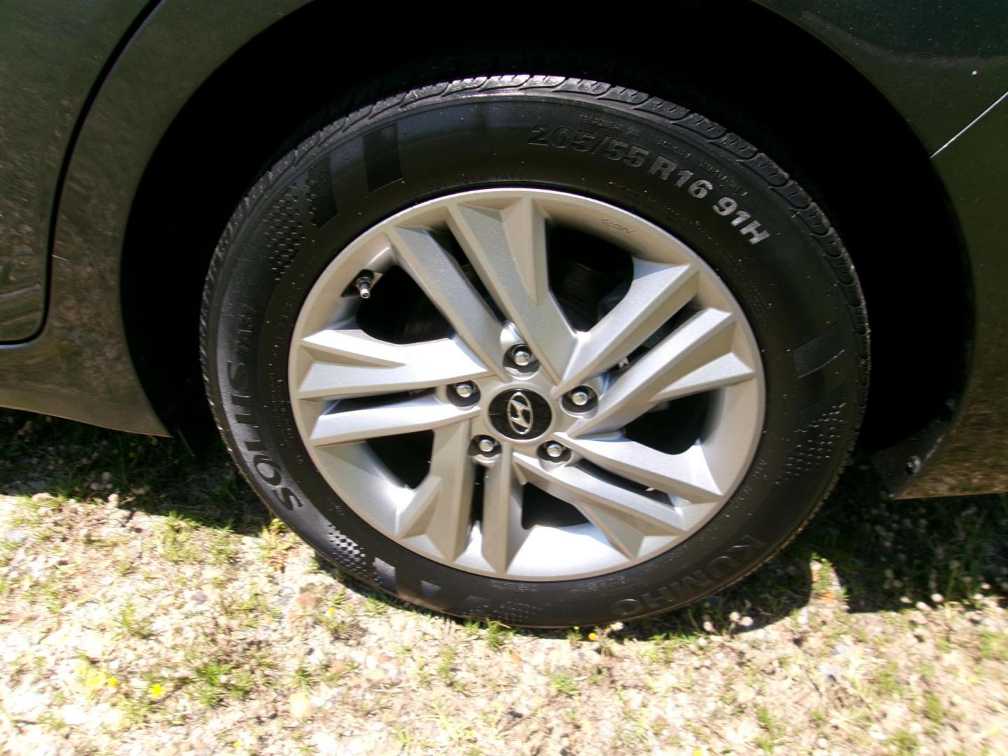 2020 Gray Hyundai Elantra Limited (5NPD84LF0LH) with an 1.8L L4 DOHC 16V engine, 6A transmission, located at 2553 Airline Blvd, Portsmouth, VA, 23701, (757) 488-8331, 36.813889, -76.357597 - ***VEHICLE TERMS*** Down Payment: $1499 Weekly Payment: $115 APR: 23.9% Repayment Terms: 42 Months *** CALL ELIZABETH SMITH - DIRECTOR OF MARKETING @ 757-488-8331 TO SCHEDULE YOUR APPOINTMENT TODAY AND GET PRE-APPROVED RIGHT OVER THE PHONE*** - Photo#8