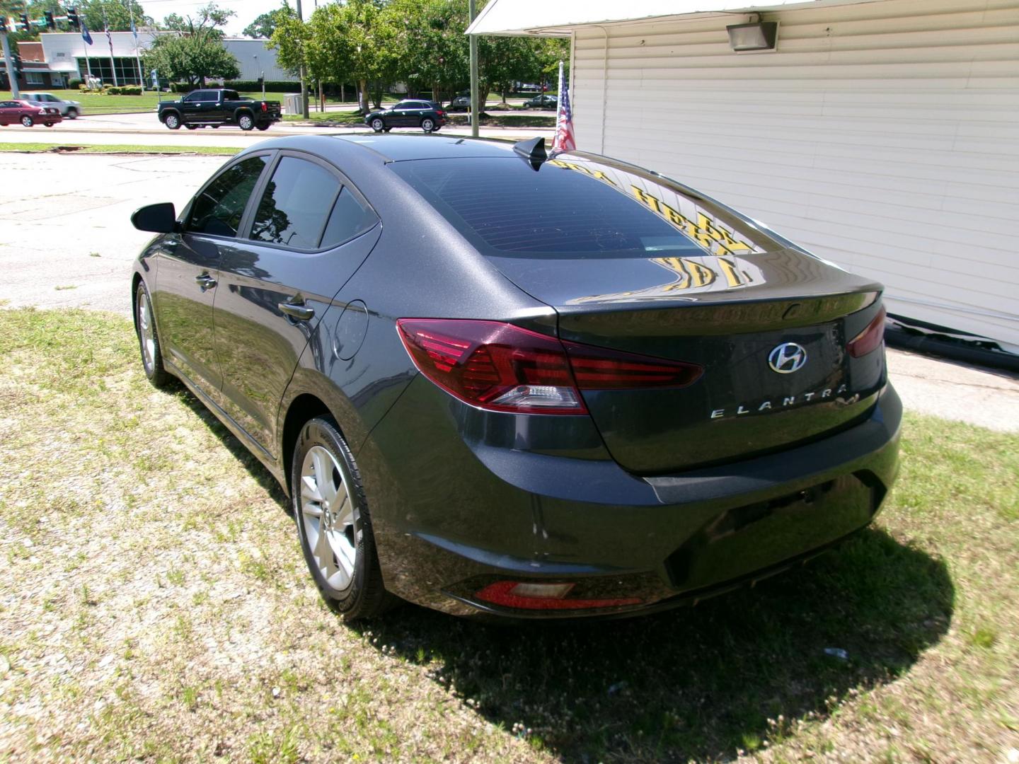 2020 Gray Hyundai Elantra Limited (5NPD84LF0LH) with an 1.8L L4 DOHC 16V engine, 6A transmission, located at 2553 Airline Blvd, Portsmouth, VA, 23701, (757) 488-8331, 36.813889, -76.357597 - ***VEHICLE TERMS*** Down Payment: $1499 Weekly Payment: $115 APR: 23.9% Repayment Terms: 42 Months *** CALL ELIZABETH SMITH - DIRECTOR OF MARKETING @ 757-488-8331 TO SCHEDULE YOUR APPOINTMENT TODAY AND GET PRE-APPROVED RIGHT OVER THE PHONE*** - Photo#7