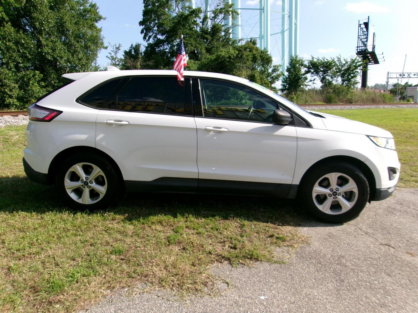 2015 White Ford Edge SE FWD (2FMTK3G95FB) with an 2.0L L4 DOHC 16V engine, 6-Speed Automatic transmission, located at 2553 Airline Blvd, Portsmouth, VA, 23701, (757) 488-8331, 36.813889, -76.357597 - ***VEHICLE TERMS*** Down Payment: $999 Weekly Payment: $115 APR: 23.9% Repayment Terms: 42 Months *** CALL ELIZABETH SMITH - DIRECTOR OF MARKETING @ 757-488-8331 TO SCHEDULE YOUR APPOINTMENT TODAY AND GET PRE-APPROVED RIGHT OVER THE PHONE*** - Photo#4