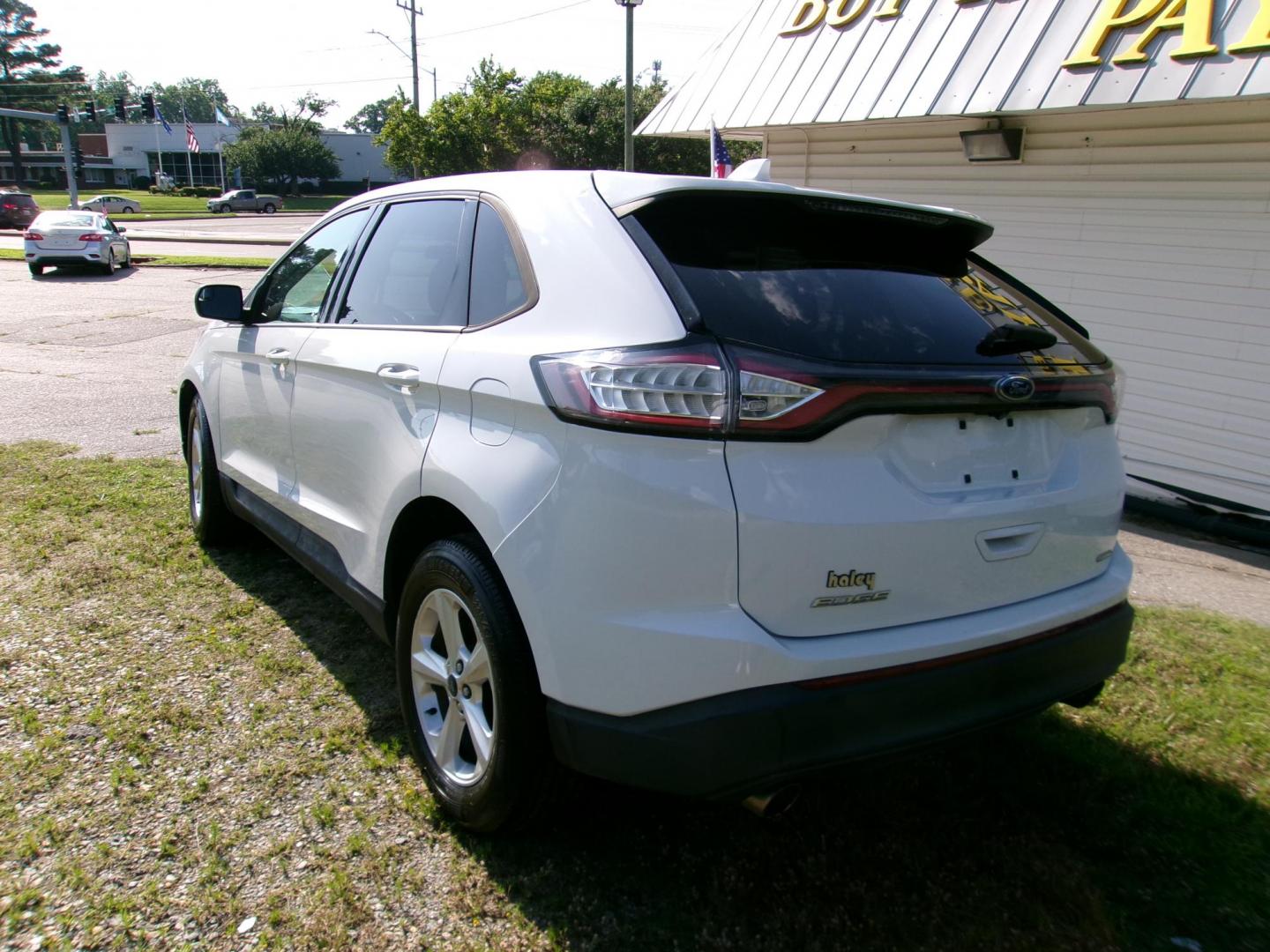 2015 White Ford Edge SE FWD (2FMTK3G95FB) with an 2.0L L4 DOHC 16V engine, 6-Speed Automatic transmission, located at 2553 Airline Blvd, Portsmouth, VA, 23701, (757) 488-8331, 36.813889, -76.357597 - ***VEHICLE TERMS*** Down Payment: $999 Weekly Payment: $115 APR: 23.9% Repayment Terms: 42 Months *** CALL ELIZABETH SMITH - DIRECTOR OF MARKETING @ 757-488-8331 TO SCHEDULE YOUR APPOINTMENT TODAY AND GET PRE-APPROVED RIGHT OVER THE PHONE*** - Photo#7