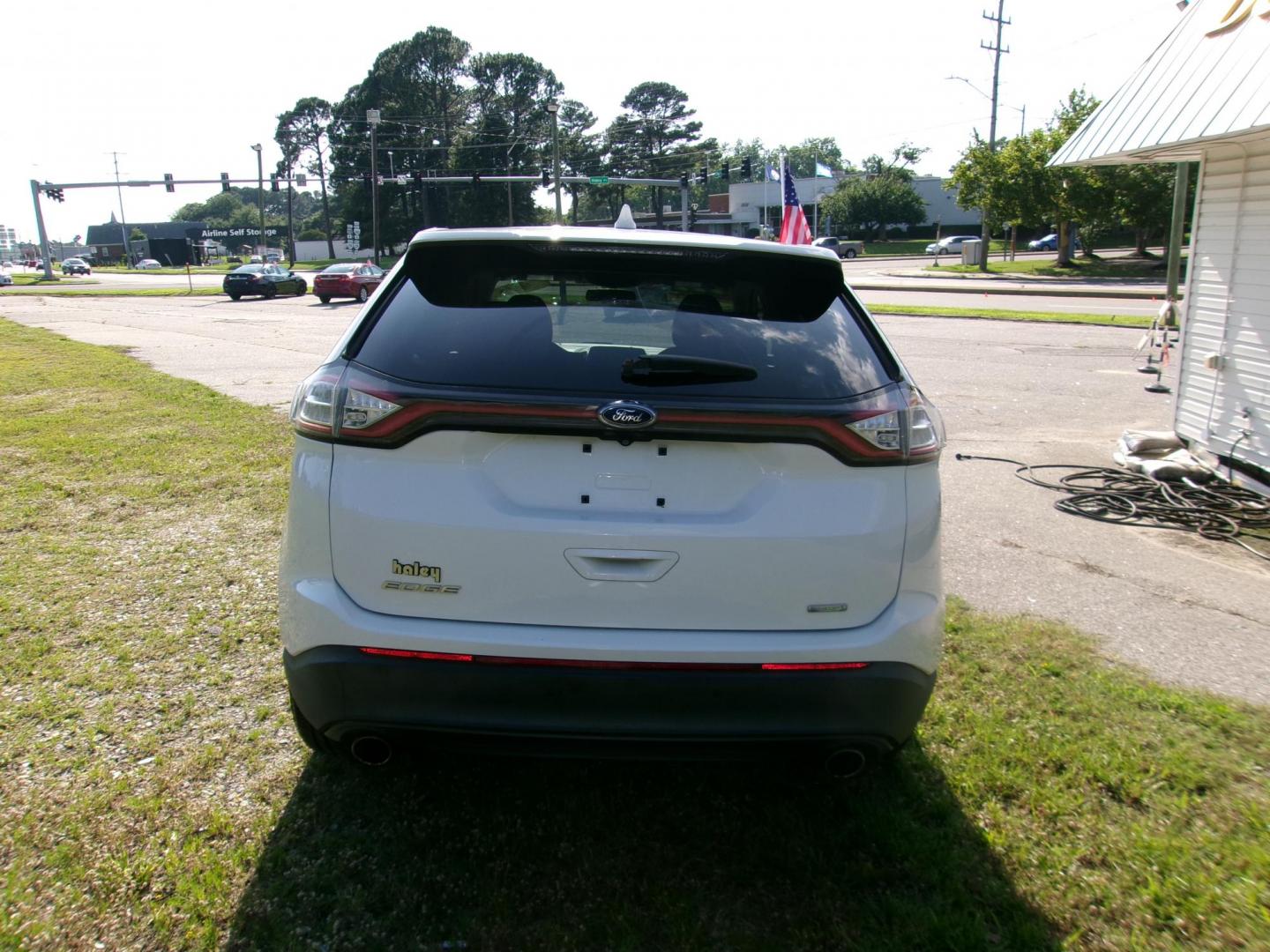 2015 White Ford Edge SE FWD (2FMTK3G95FB) with an 2.0L L4 DOHC 16V engine, 6-Speed Automatic transmission, located at 2553 Airline Blvd, Portsmouth, VA, 23701, (757) 488-8331, 36.813889, -76.357597 - ***VEHICLE TERMS*** Down Payment: $999 Weekly Payment: $115 APR: 23.9% Repayment Terms: 42 Months *** CALL ELIZABETH SMITH - DIRECTOR OF MARKETING @ 757-488-8331 TO SCHEDULE YOUR APPOINTMENT TODAY AND GET PRE-APPROVED RIGHT OVER THE PHONE*** - Photo#6