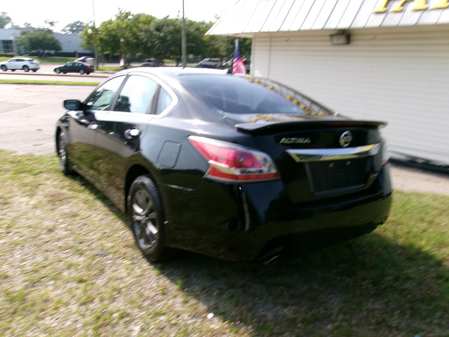 2015 Black Nissan Altima 2.5 S (1N4AL3AP1FC) with an 2.5L L4 DOHC 16V engine, Continuously Variable Transmission transmission, located at 2553 Airline Blvd, Portsmouth, VA, 23701, (757) 488-8331, 36.813889, -76.357597 - ***VEHICLE TERMS*** Down Payment: $999 Weekly Payment: $110 APR: 23.9% Repayment Terms: 42 Months *** CALL ELIZABETH SMITH - DIRECTOR OF MARKETING @ 757-488-8331 TO SCHEDULE YOUR APPOINTMENT TODAY AND GET PRE-APPROVED RIGHT OVER THE PHONE*** - Photo#7